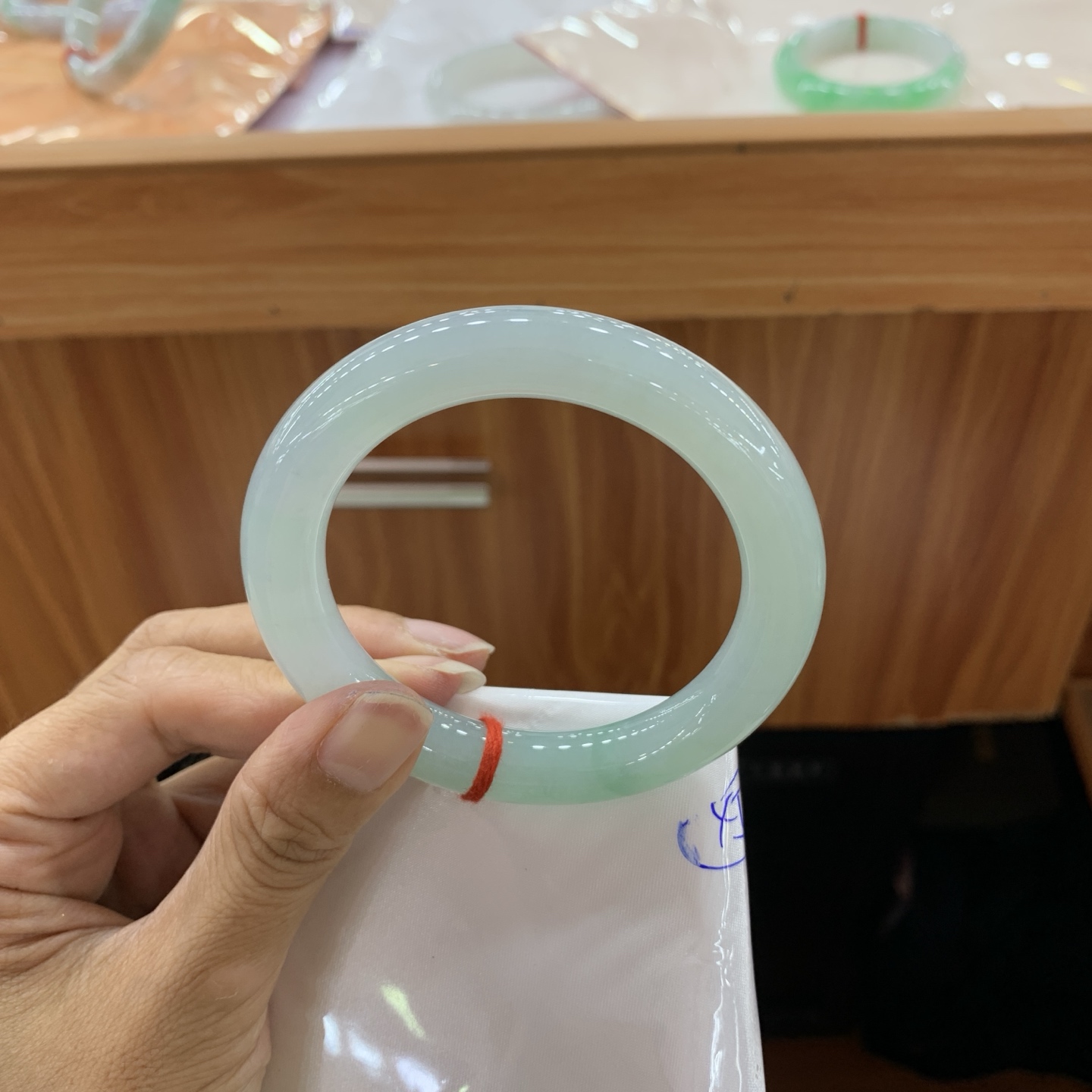 飘绿圆条翡翠手镯 55.6-10.5