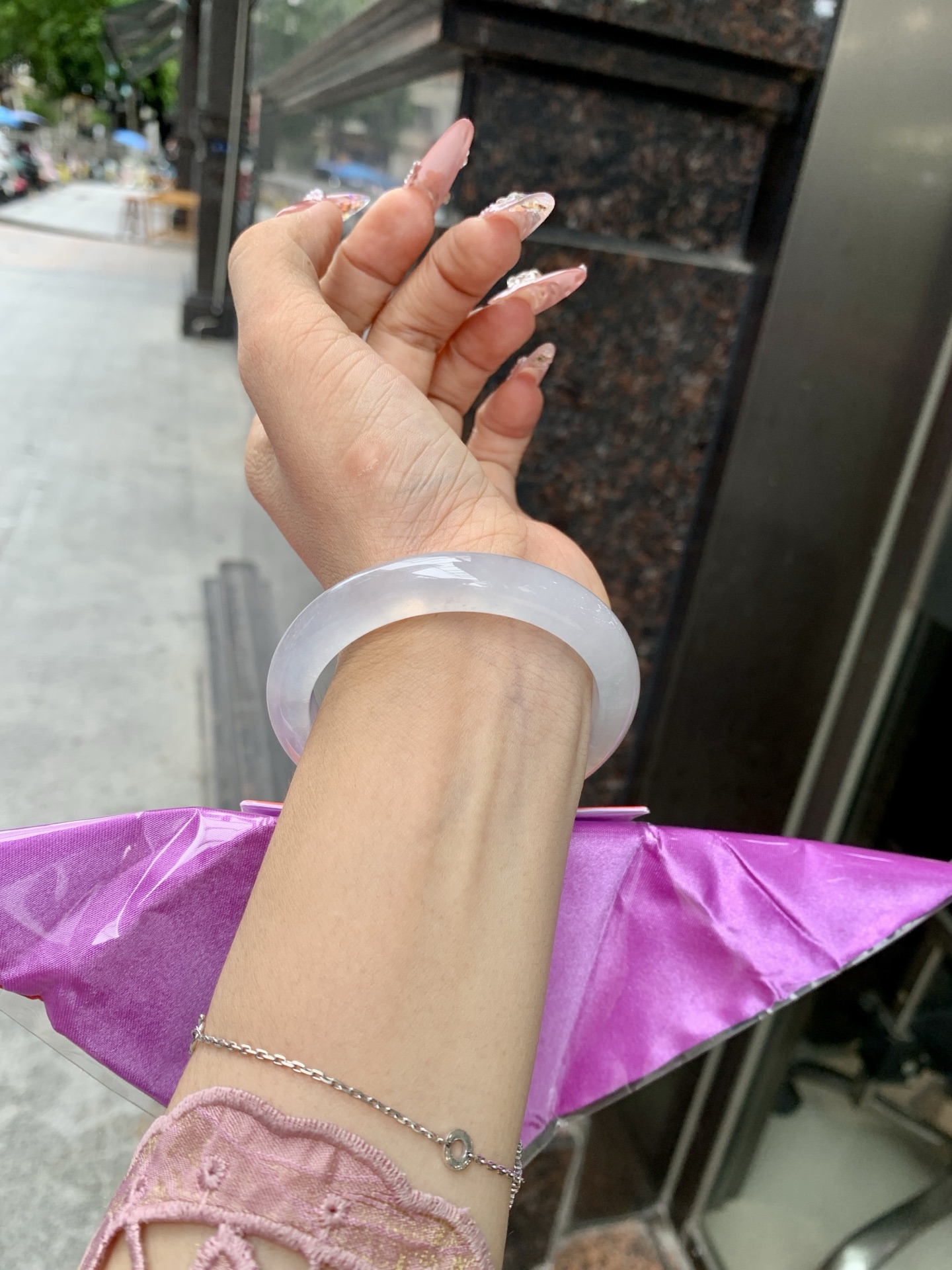 白冰正圈 52.7-7.8-9.9 0618-N1025 打灯细纹，底妆冰透胶润，一腕清透，简约清爽，不挑肤色年龄，给人一种清雅脱俗，天真纯美的感觉，真不愧是翡翠中的初恋