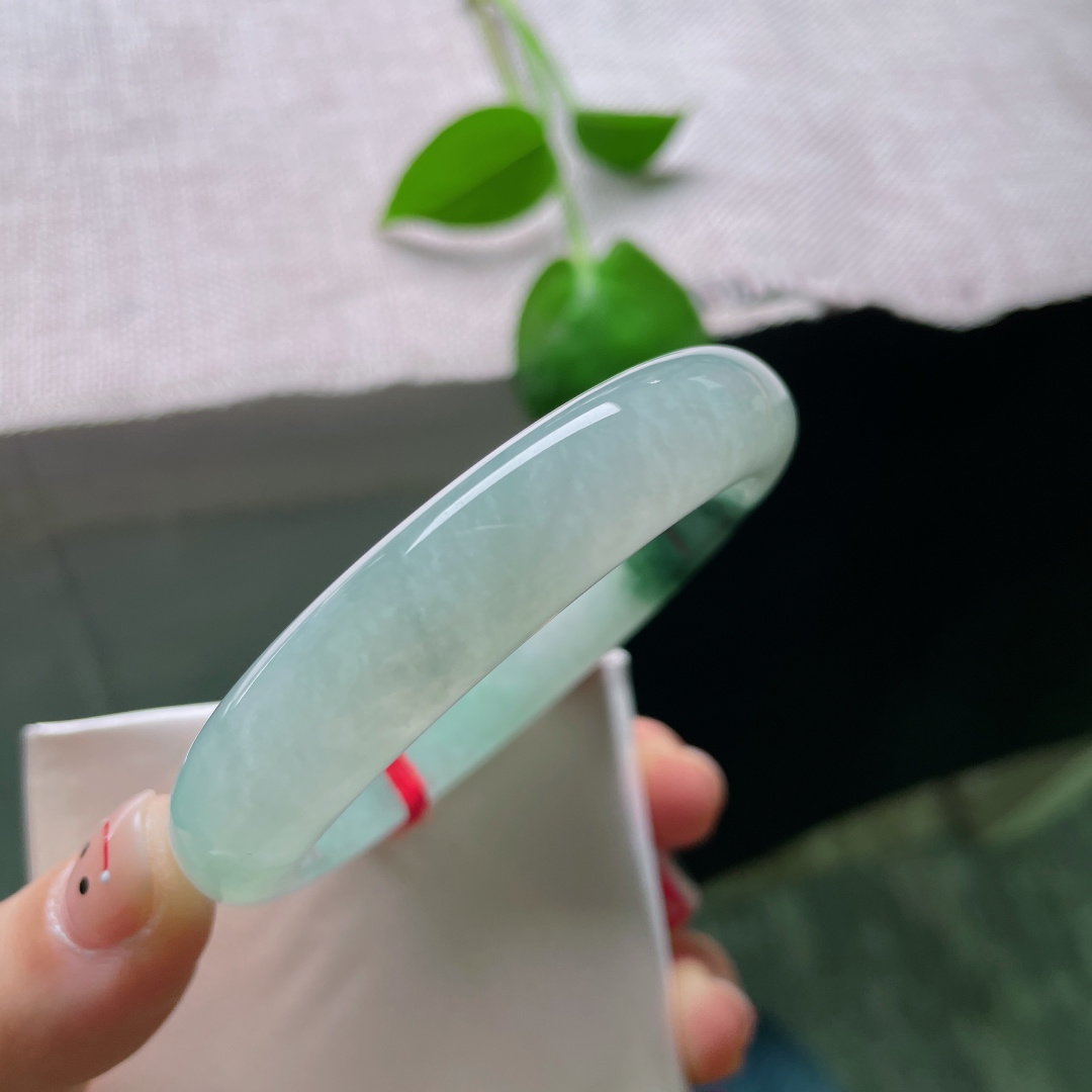 55/12.2/7.7飘花正圈，水润细腻，一抹花色宛如星辰留恋腕间，意境深远，有纹，ss49424a