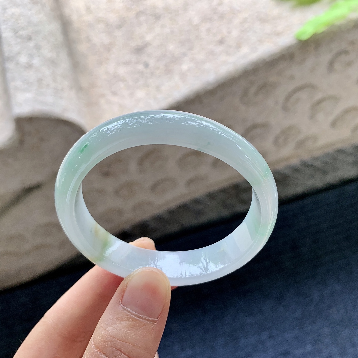 手镯贵妃52 53 圈口52/45.2/12.5/6.2 编码Y06 描述糯冰飘绿飘黄翡，细腻，水润，种老，打灯有细微棉线，无碍