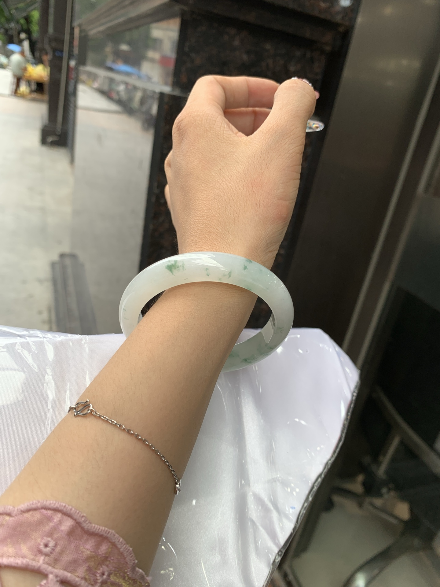 冰飘花正圈 55.8-8-11.3 0618-WL-829 无裂，底妆水润细腻，冰底中开出了朵朵绿花，飘花灵动飘逸，勾勒出一幅唯美诗意的山水意境画，古典优雅又秀气