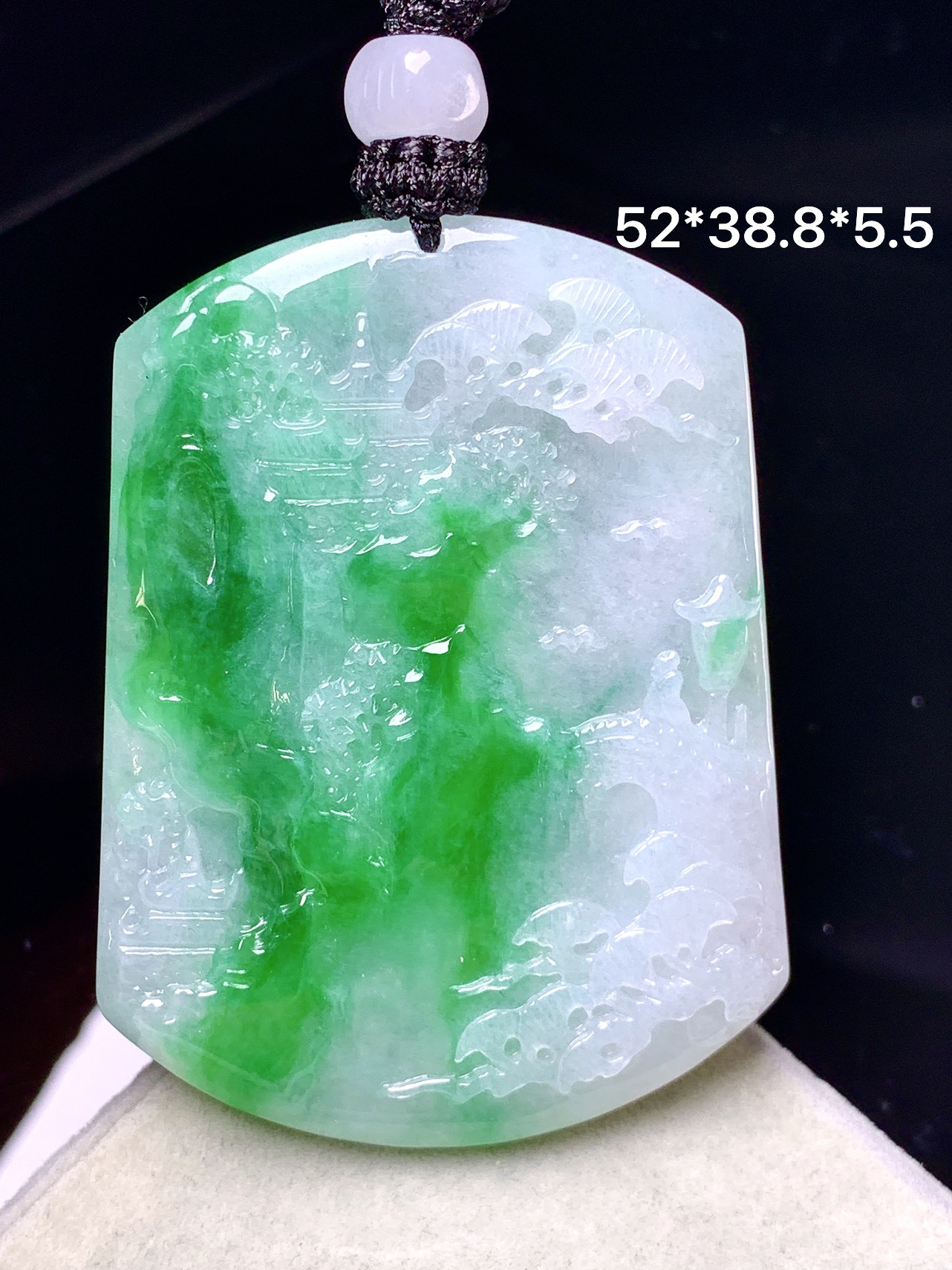 飘绿山水牌子吊坠 玉质细腻 色泽艳丽清新 整体尺寸52*38.8*5.5 a2