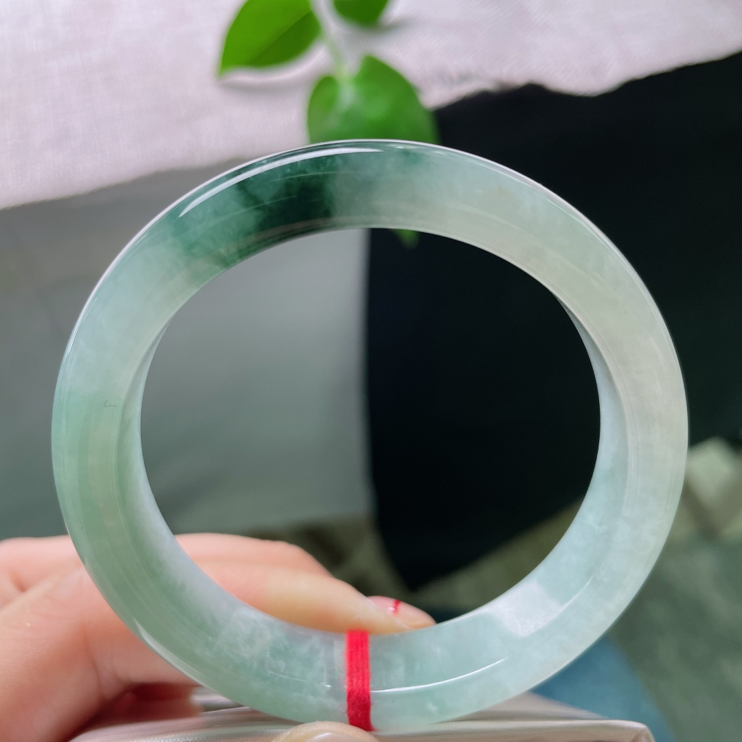 55/12.2/7.7飘花正圈，水润细腻，一抹花色宛如星辰留恋腕间，意境深远，有纹，ss49424a