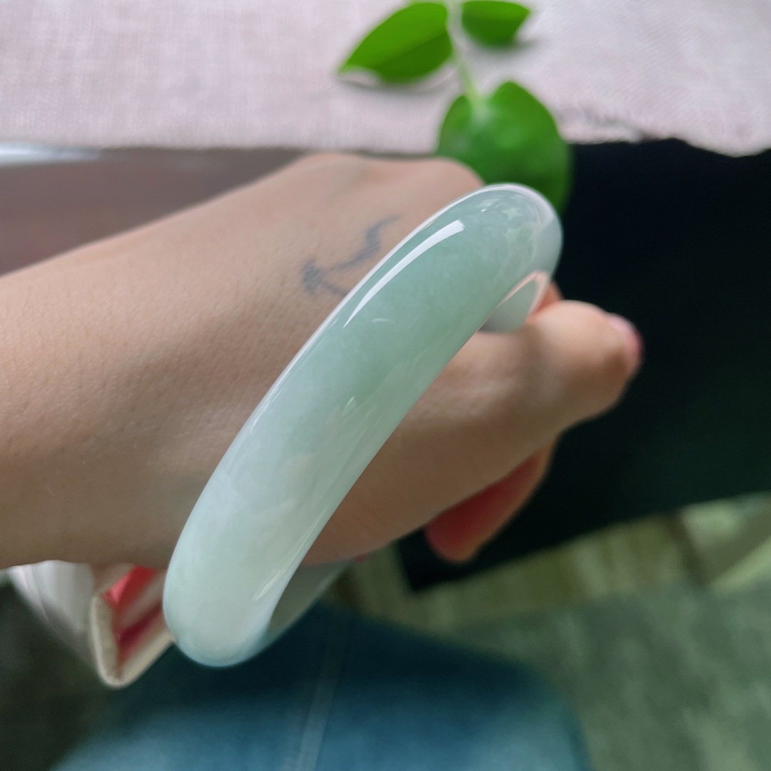 56.7/12.2/8.6，淡蓝底正圈，水头好，种老，佩戴温柔显气质，无裂，ss50883a