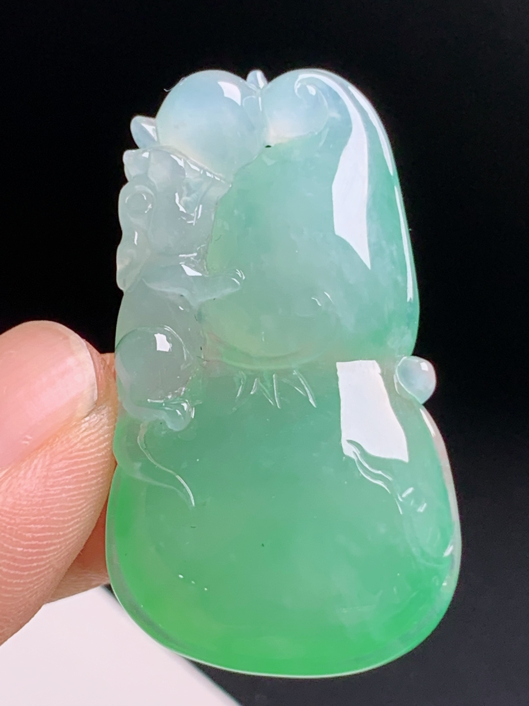 冰种飘绿老鼠葫芦，渐变湖水绿温润起光，雕工精致吉祥讨喜