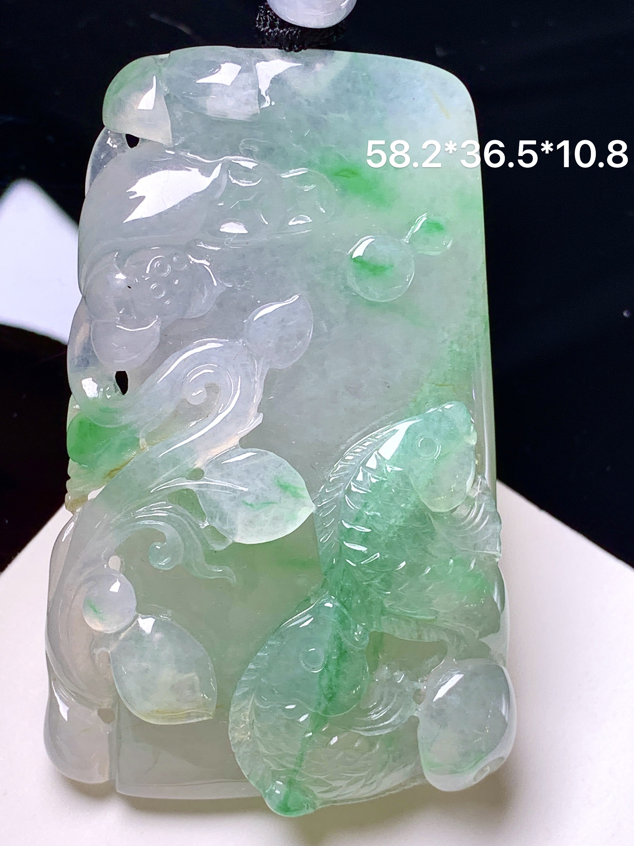 飘绿金鱼牌吊坠 玉质细腻 色泽艳丽清新 整体尺寸58.2*36.5*10.8 w1