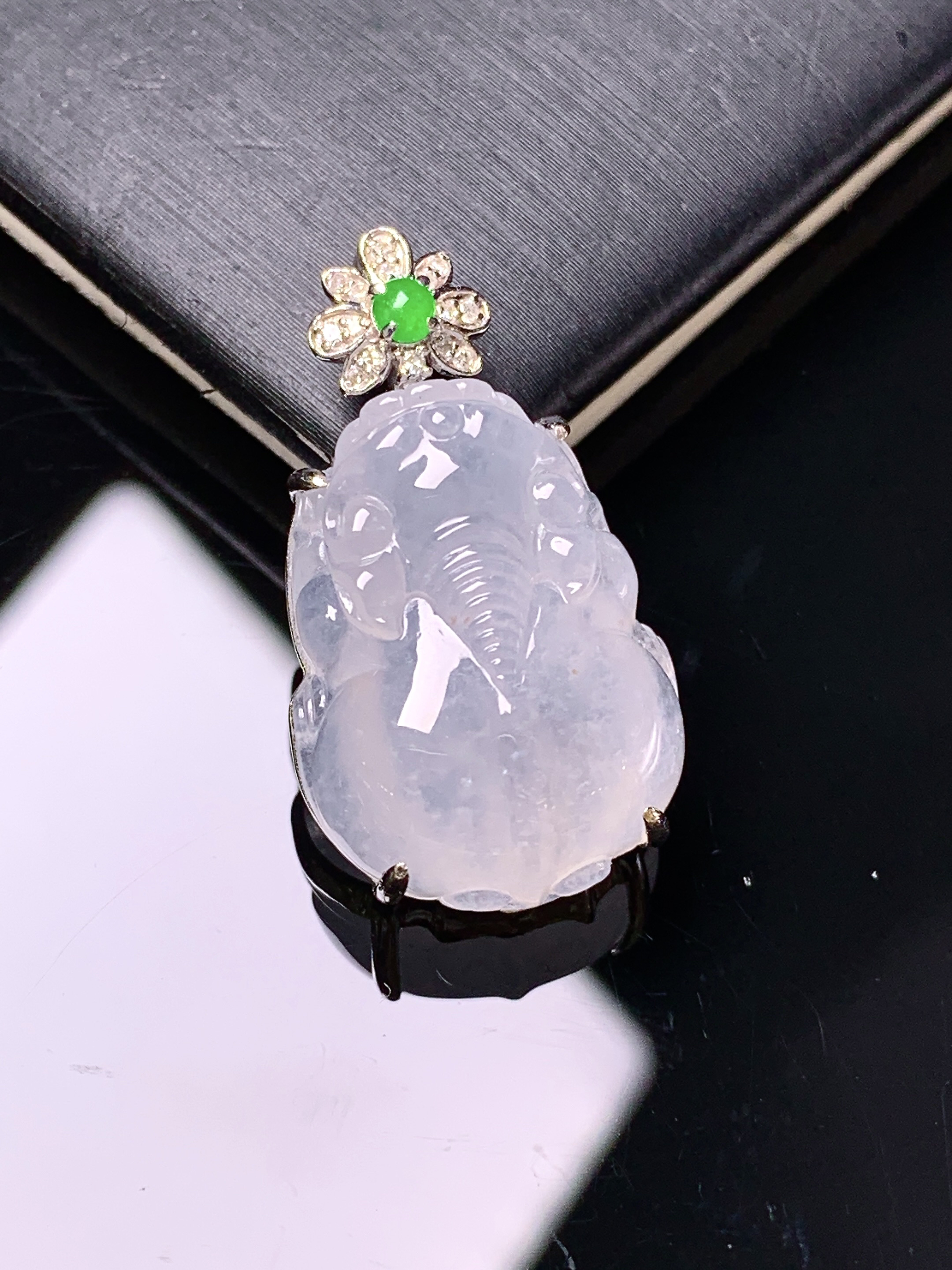 18k金钻镶嵌冰种貔貅吊坠 玉质细腻 色泽艳丽清新 整体尺寸26*14.5*7 k1