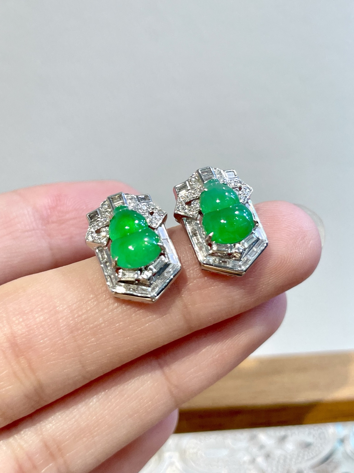 ️ 冰阳绿葫芦耳钉 经典不过葫芦，福禄双全好寓意，百搭经典的翡翠耳钉～ 尺寸：14.6*11.0*6.7 裸石：8.4*6.4*2.4