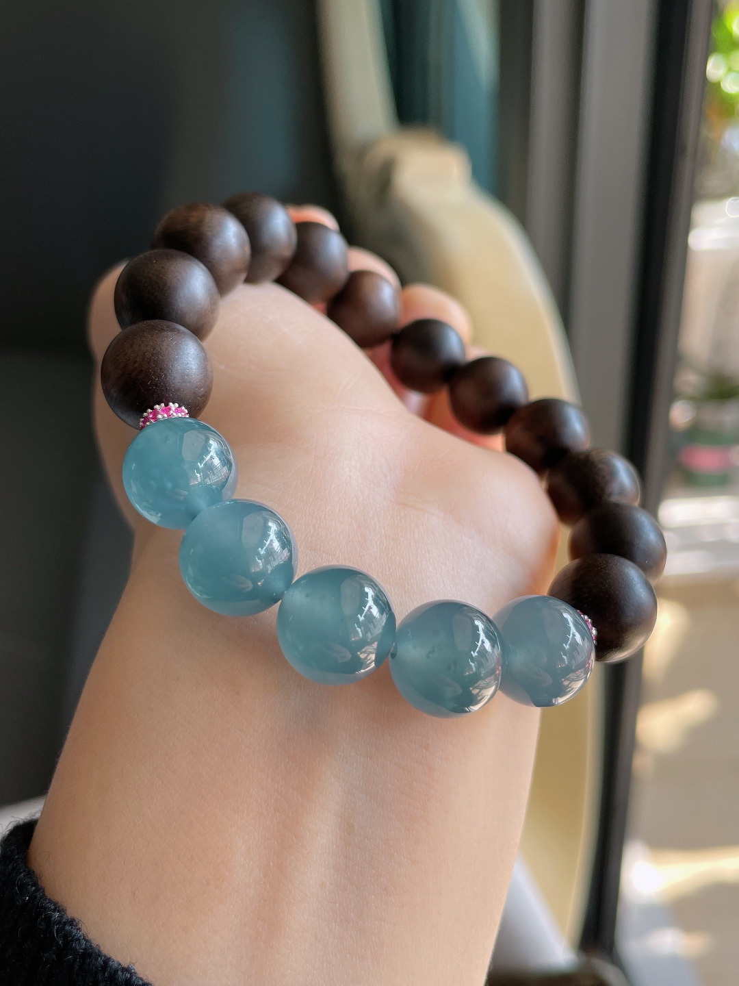天然翡翠A货，冰蓝水圆珠搭配沉香木手串，尺寸：11.8mm。【编3606】