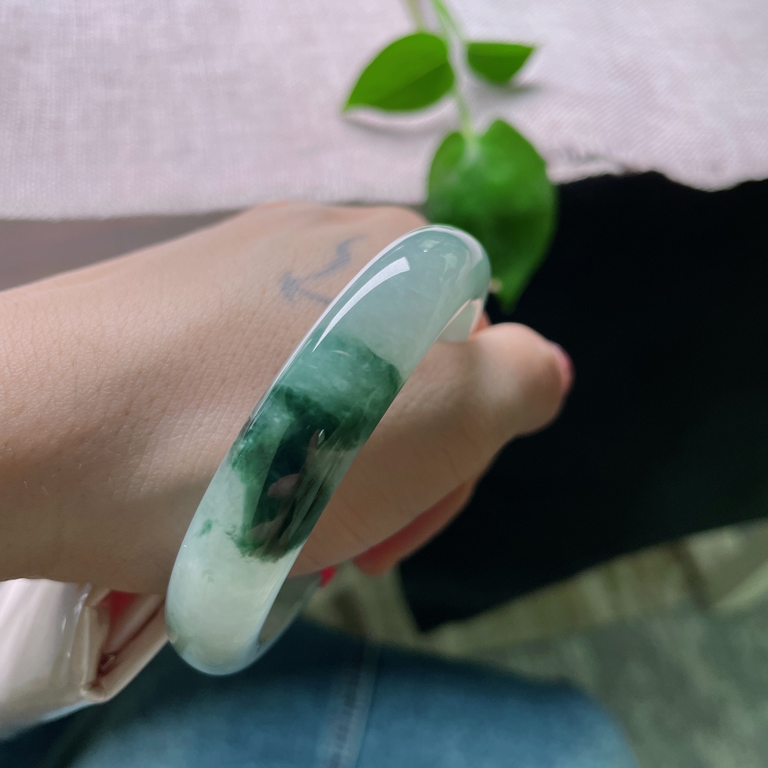 55/12.2/7.7飘花正圈，水润细腻，一抹花色宛如星辰留恋腕间，意境深远，有纹，ss49424a