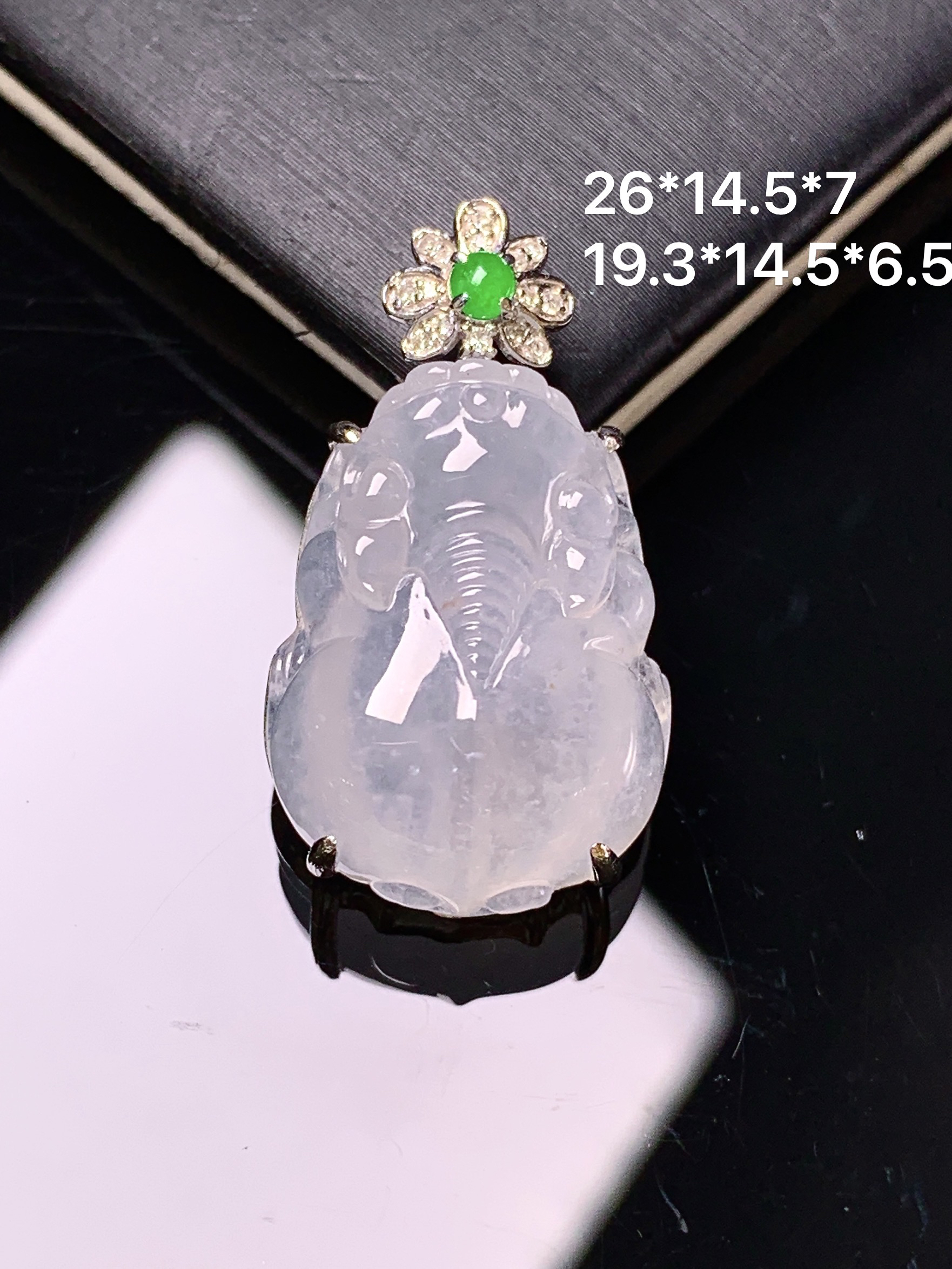18k金钻镶嵌冰种貔貅吊坠 玉质细腻 色泽艳丽清新 整体尺寸26*14.5*7 k1