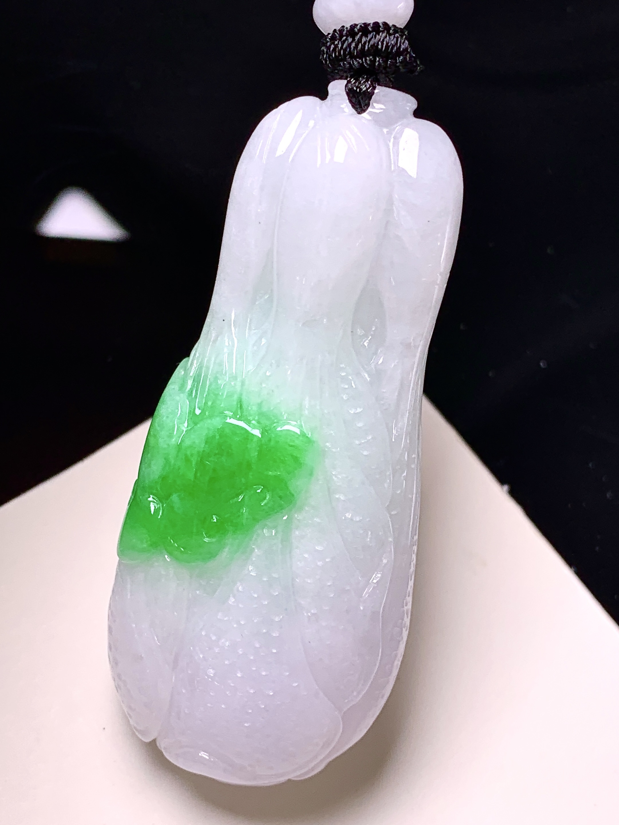 飘绿白菜吊坠 玉质细腻 色泽艳丽清新 整体尺寸50*21.8*12.6 w1