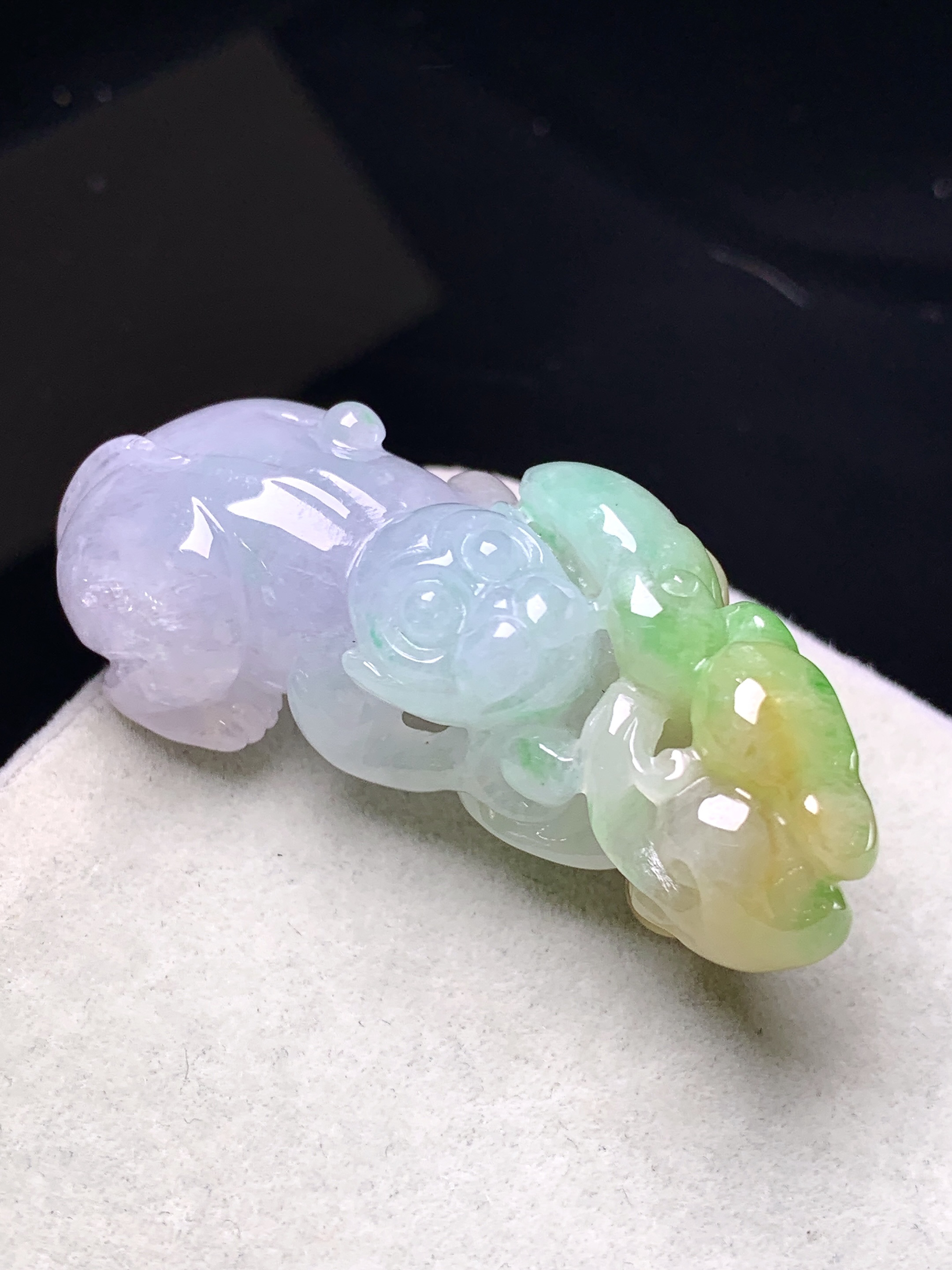 飘黄绿灵猴吊坠 玉质细腻 色泽艳丽清新 整体尺寸42.8*17.3*12 a5