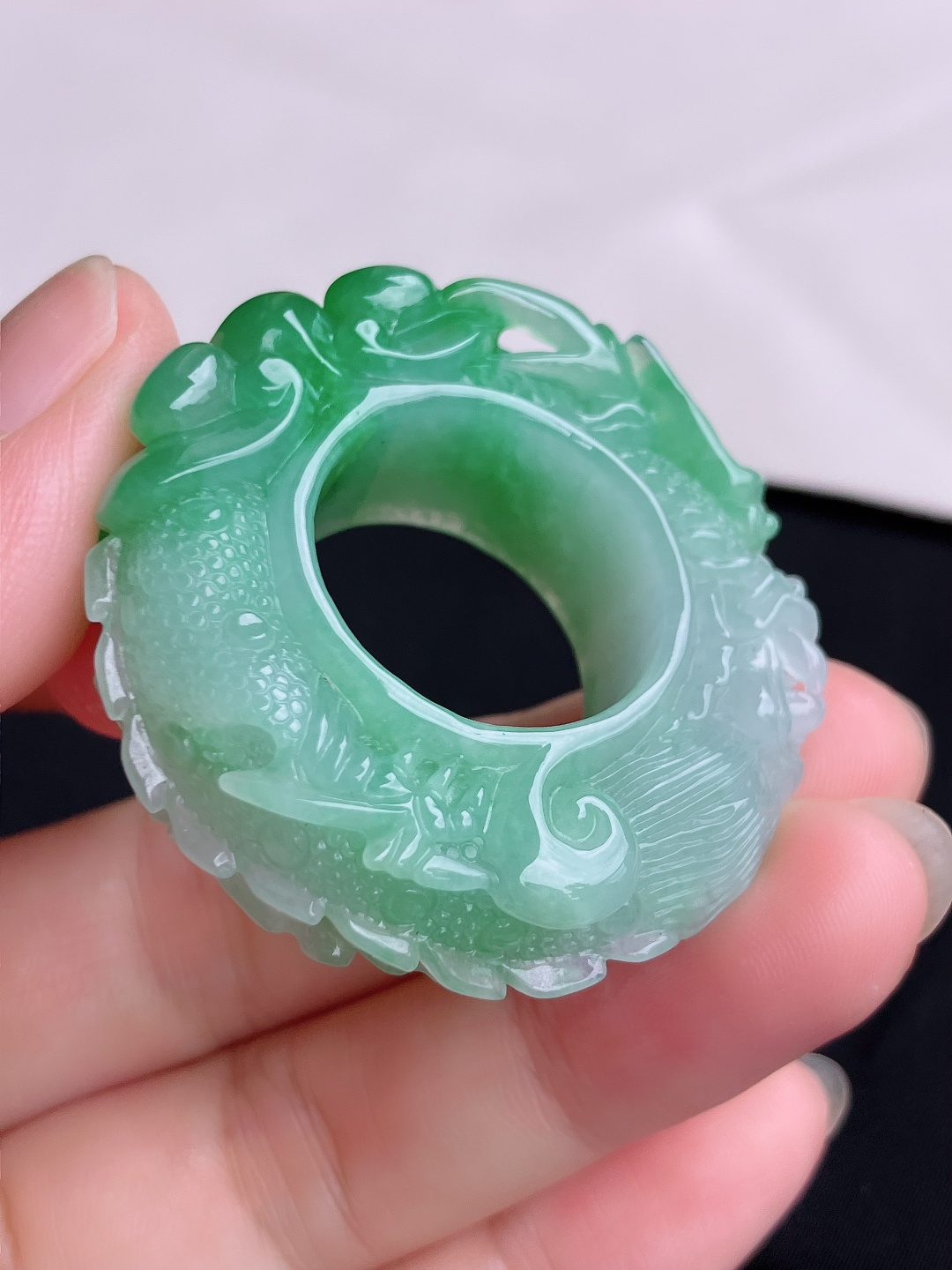 冰飘绿花龙头扳指，饱满大气，尺寸21.3/13.6/11/自然光实拍