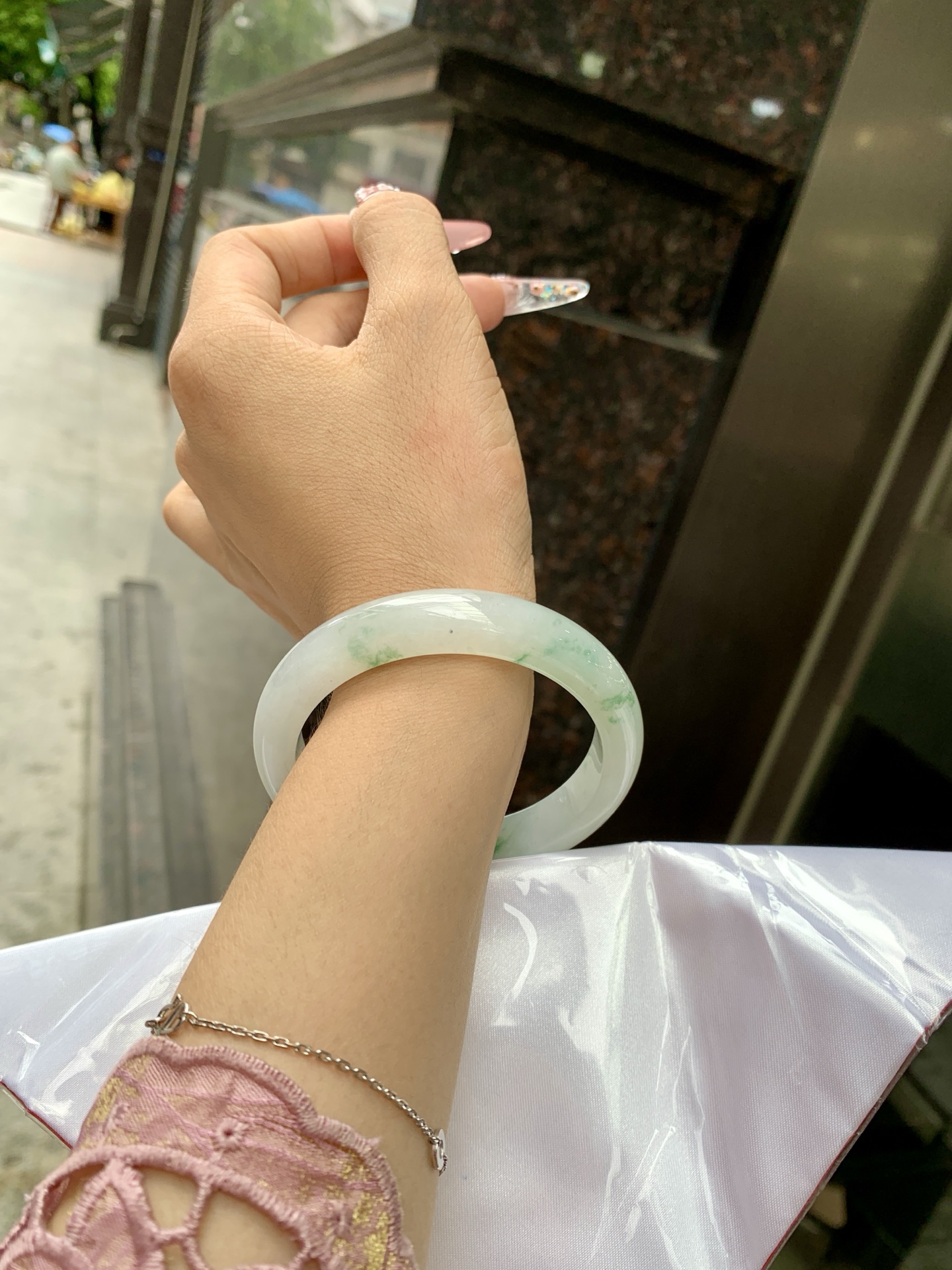 冰飘花正圈 55.8-8-11.3 0618-WL-829 无裂，底妆水润细腻，冰底中开出了朵朵绿花，飘花灵动飘逸，勾勒出一幅唯美诗意的山水意境画，古典优雅又秀气