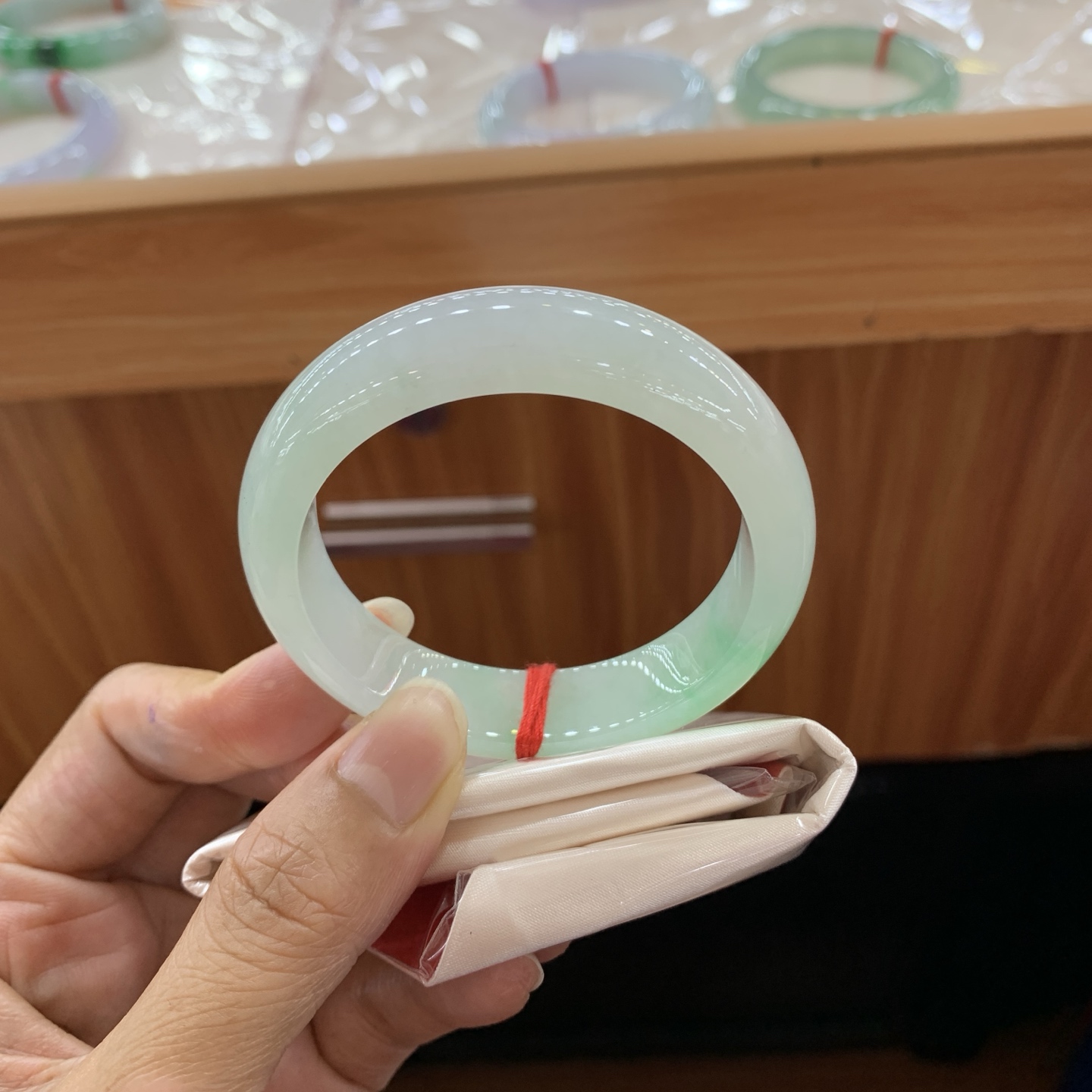 061803JJ 飘绿正圈翡翠手镯 51.9-13-8
