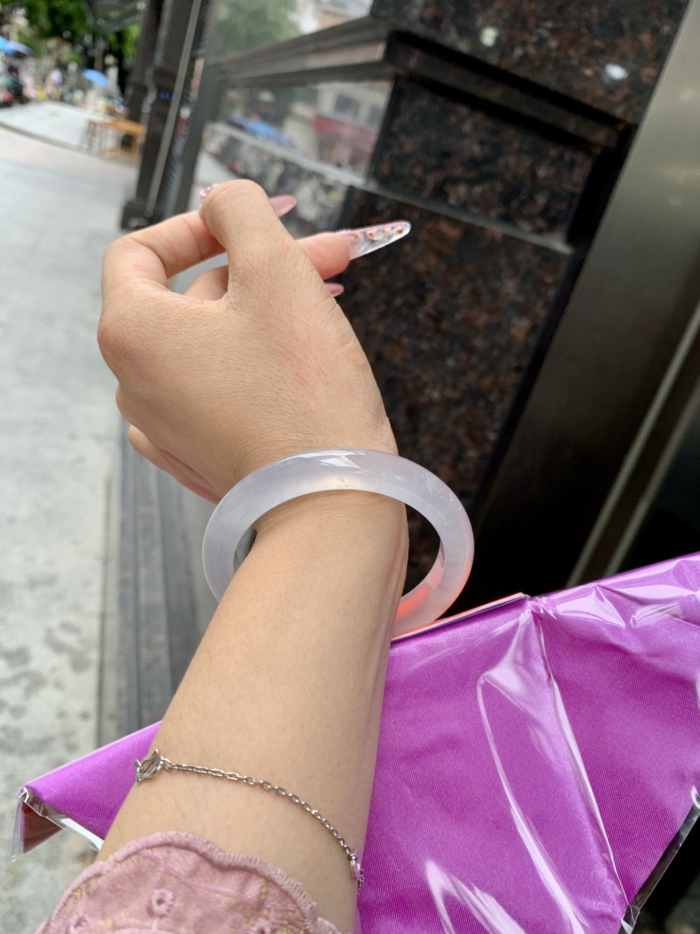 白冰正圈 52.7-7.8-9.9 0618-N1025 打灯细纹，底妆冰透胶润，一腕清透，简约清爽，不挑肤色年龄，给人一种清雅脱俗，天真纯美的感觉，真不愧是翡翠中的初恋
