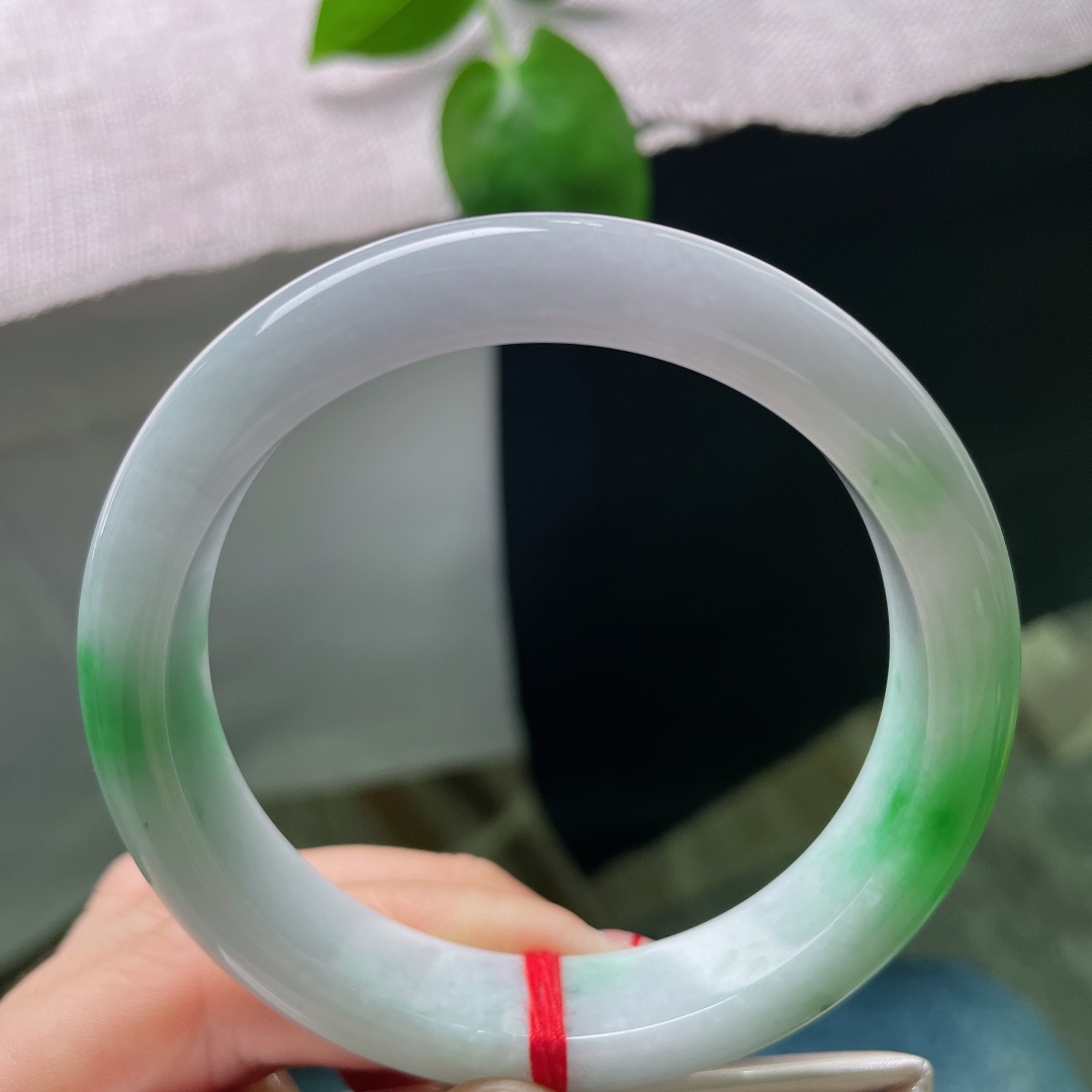 58.6/12.5/8.4，飘绿正圈，白底青，水润细腻，种老，佩戴显贵气，经典，皮纹，ss53842a