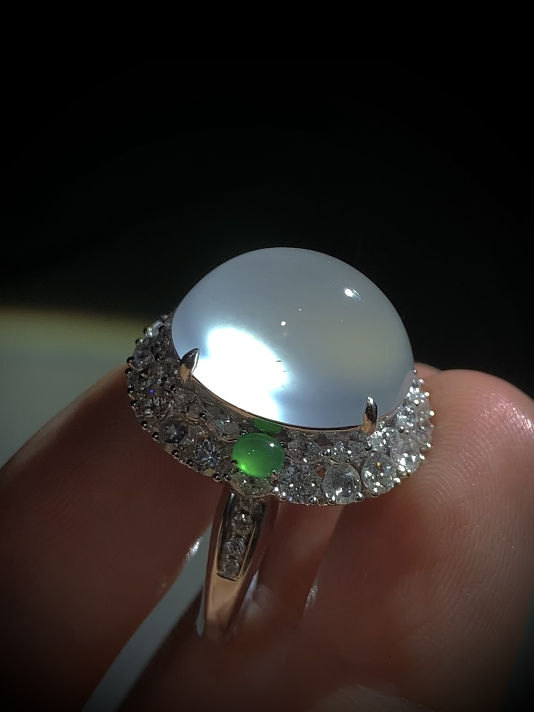 高品质白蛋面戒指，裸石17.5-15.2-10.2mm，台面整体23-21.5-17mm，14#，12.48g，18K金，南非钻，翡翠绿蛋面
