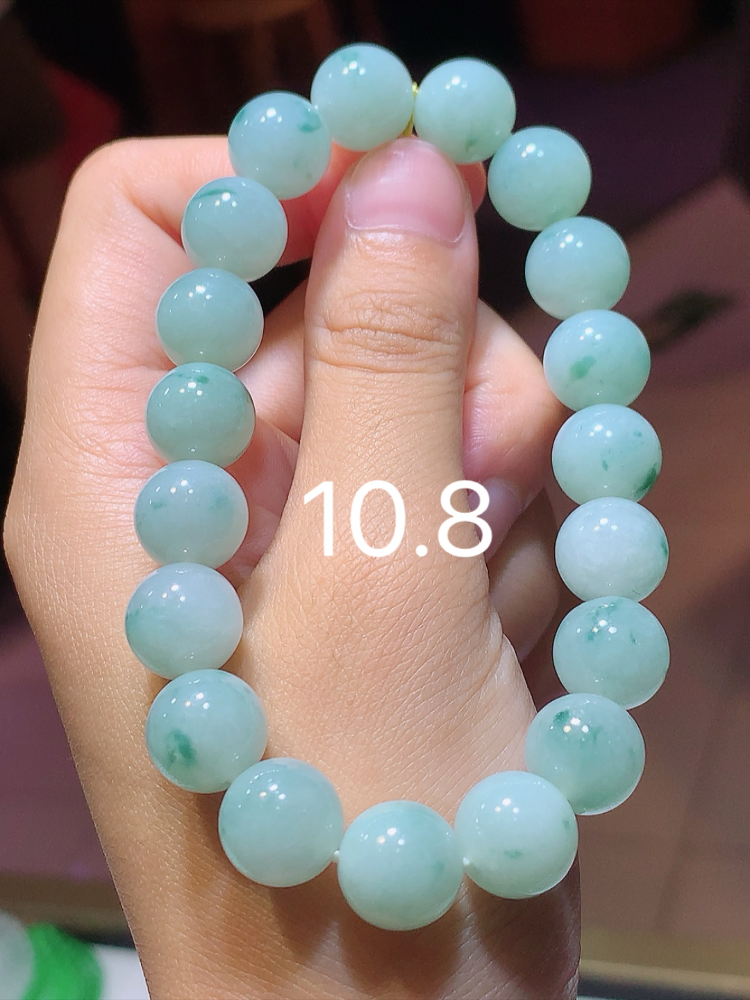 冰飘花手串。翠色明媚，冰润底子细腻，佩戴简单大方货号17616，10.8