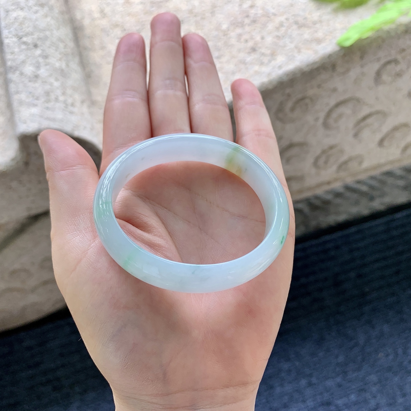 手镯贵妃52 53 圈口52/45.2/12.5/6.2 编码Y06 描述糯冰飘绿飘黄翡，细腻，水润，种老，打灯有细微棉线，无碍