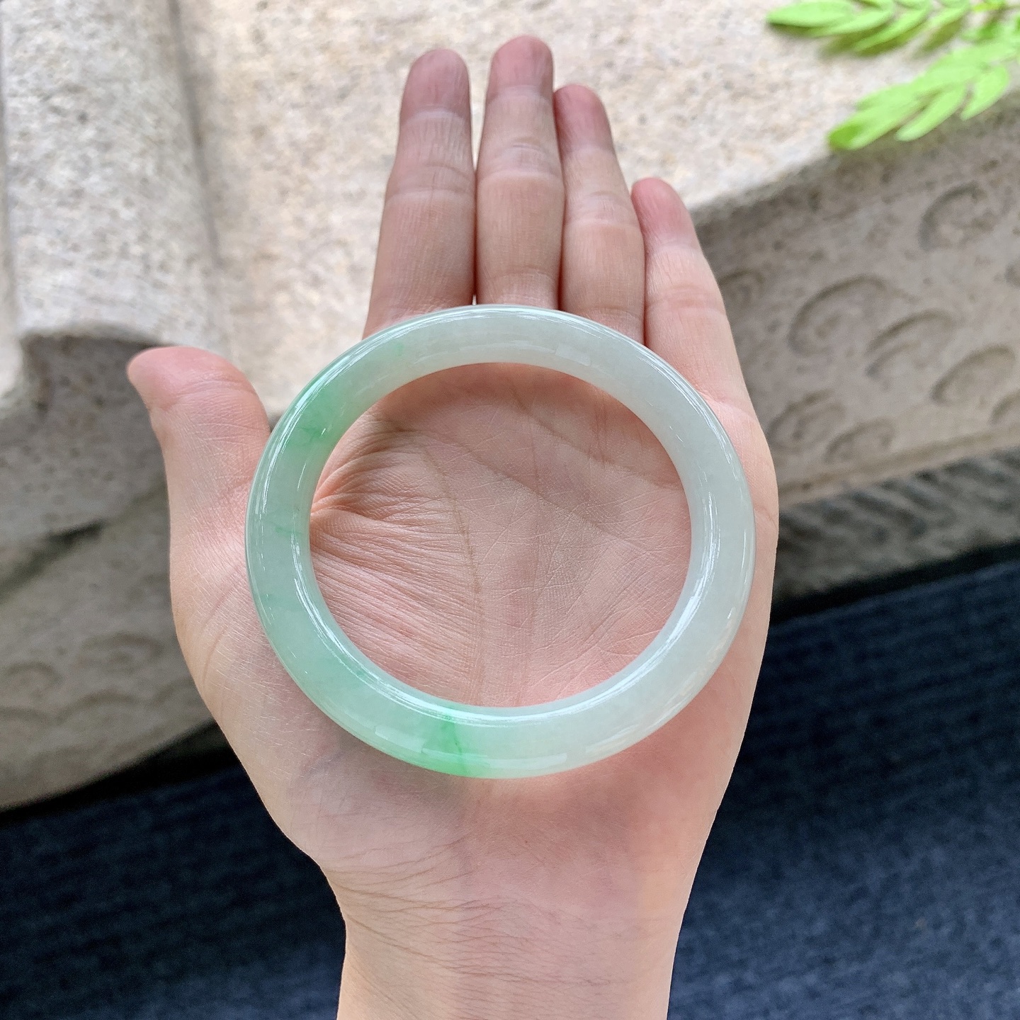 圆条53 54 55，圈口54.4/8.5/8.8，编码Y010517-2，冰糯飘绿，水润，种老，细腻，无裂