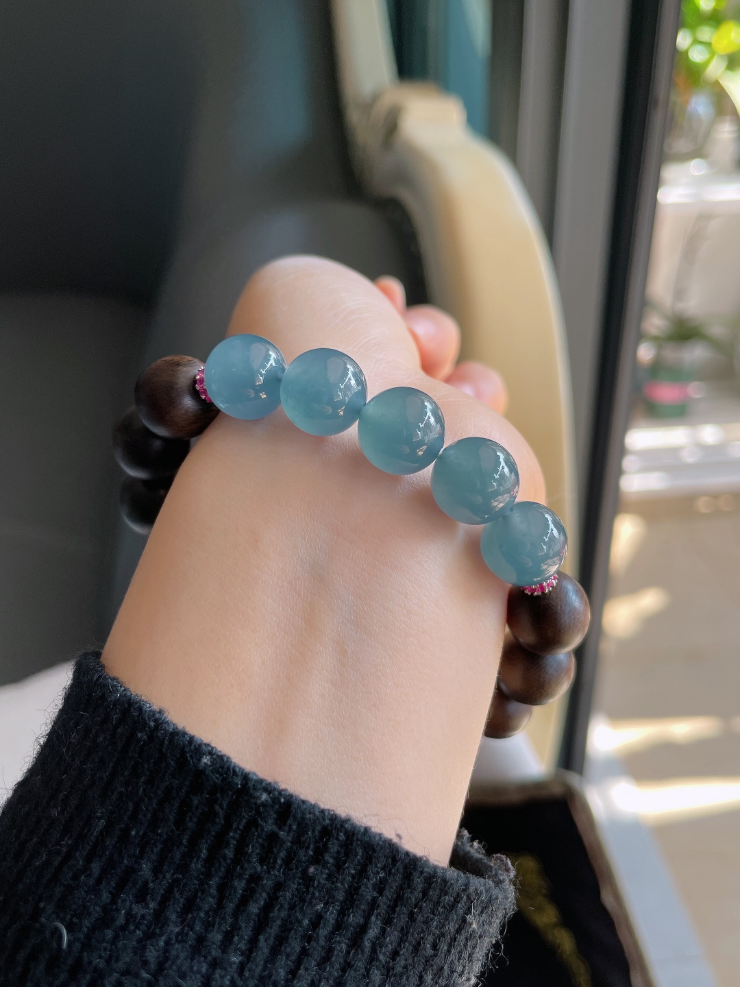 天然翡翠A货，冰蓝水圆珠搭配沉香木手串，尺寸：11.8mm。【编3606】