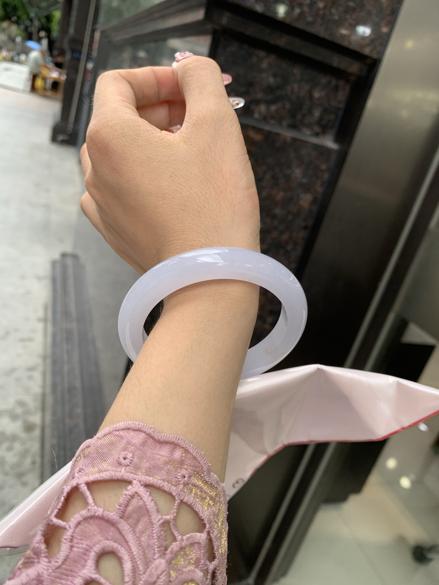 冰粉正圈 56.8-8.8-11.2 0618-FF-3531 无裂，底妆冰润，淡淡粉紫，底妆洒金，清透飘渺如雾般连绵，水光流转的美貌紫镯绝妙冰透，醉卧水云间，氤氲诗意的美跃然于手腕之间