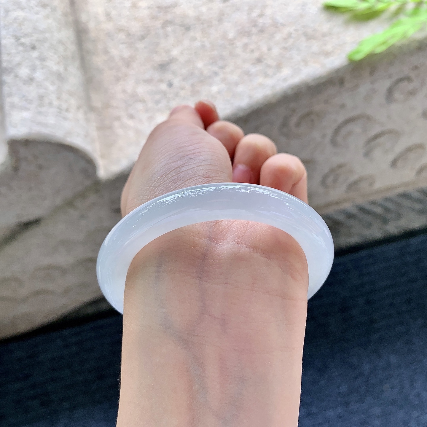 圆条52 53【圈口】53.2/9.4/9.3【编码】AD061901【描述】糯冰底色，水润，种老，细腻，无裂