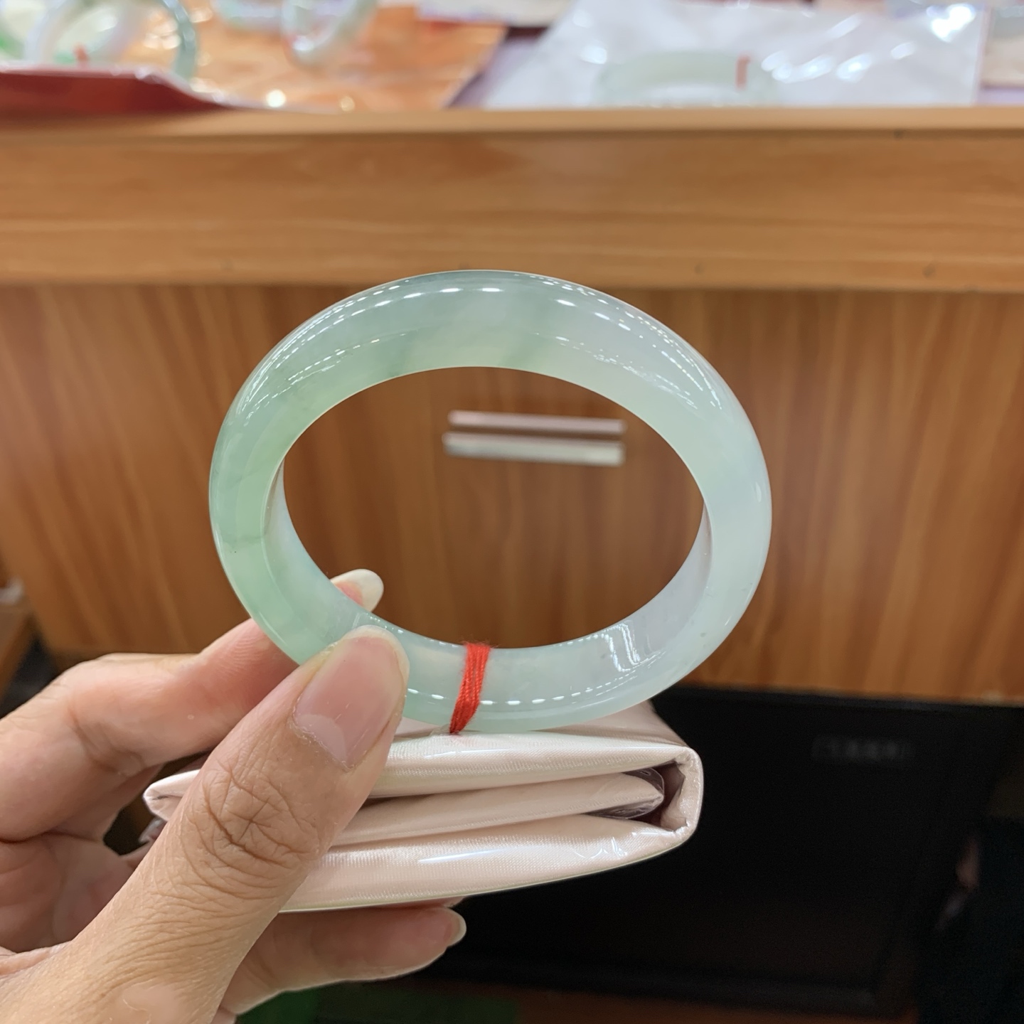 061735LJ 飘花正圈翡翠手镯 56-12.5-8.1