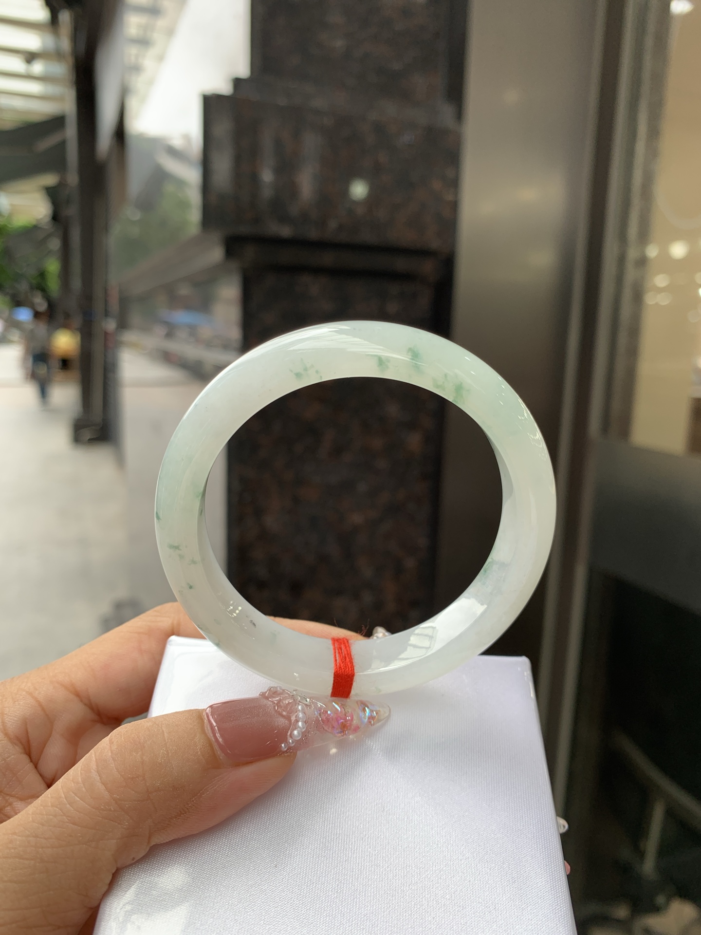冰飘花正圈 55.8-8-11.3 0618-WL-829 无裂，底妆水润细腻，冰底中开出了朵朵绿花，飘花灵动飘逸，勾勒出一幅唯美诗意的山水意境画，古典优雅又秀气