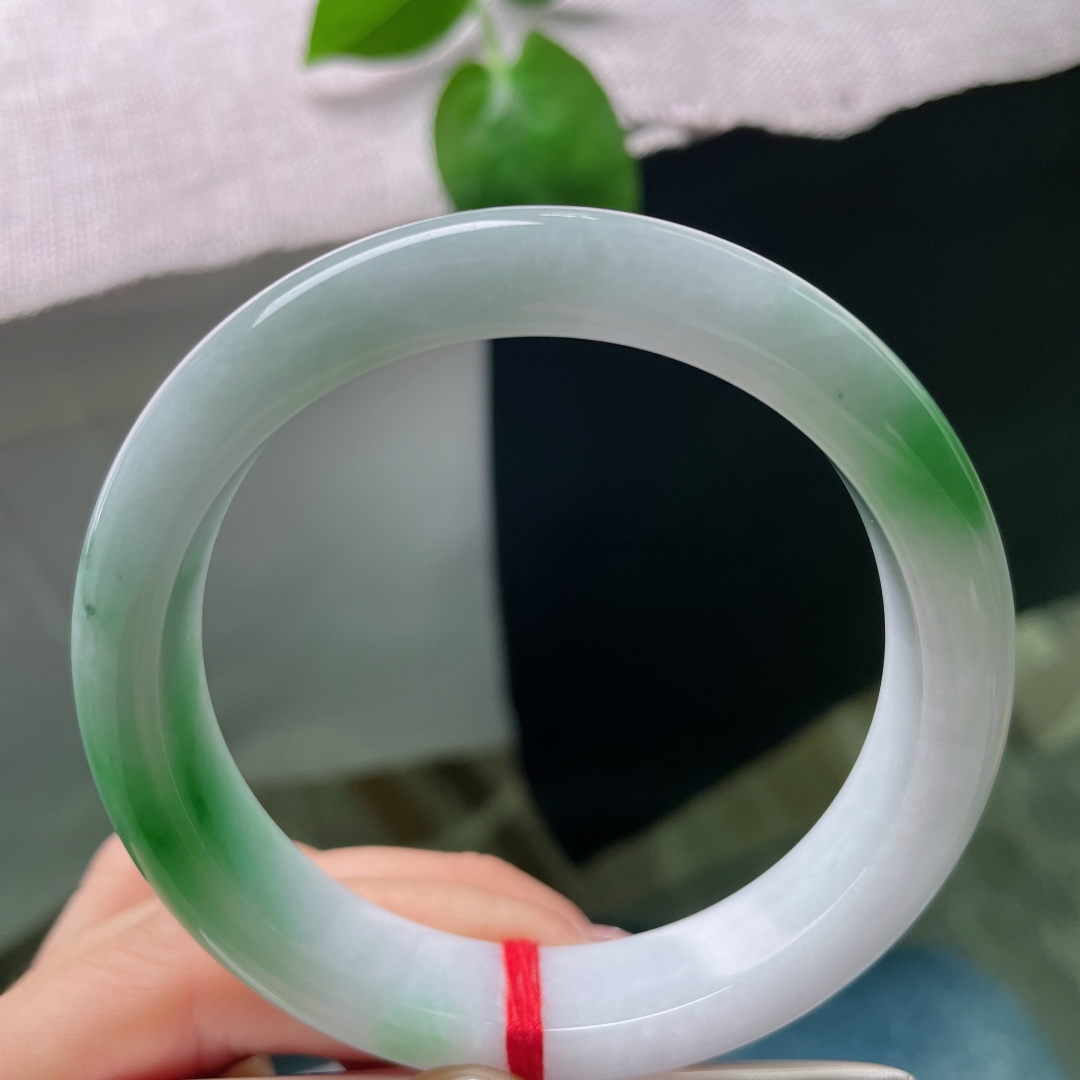 58.6/12.5/8.4，飘绿正圈，白底青，水润细腻，种老，佩戴显贵气，经典，皮纹，ss53842a