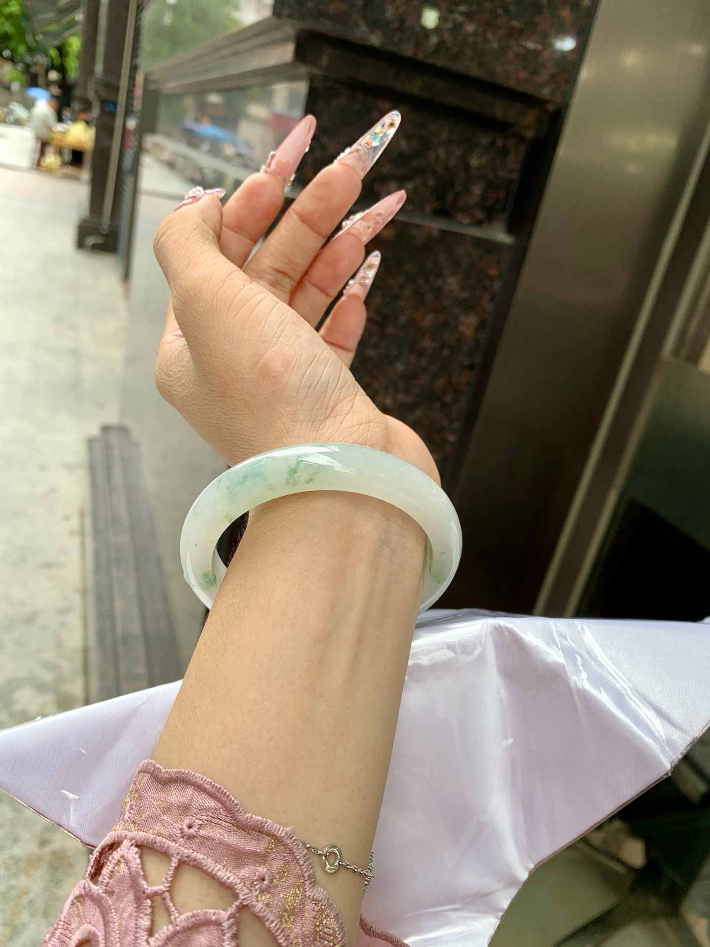冰飘花正圈 55.8-8-11.3 0618-WL-829 无裂，底妆水润细腻，冰底中开出了朵朵绿花，飘花灵动飘逸，勾勒出一幅唯美诗意的山水意境画，古典优雅又秀气