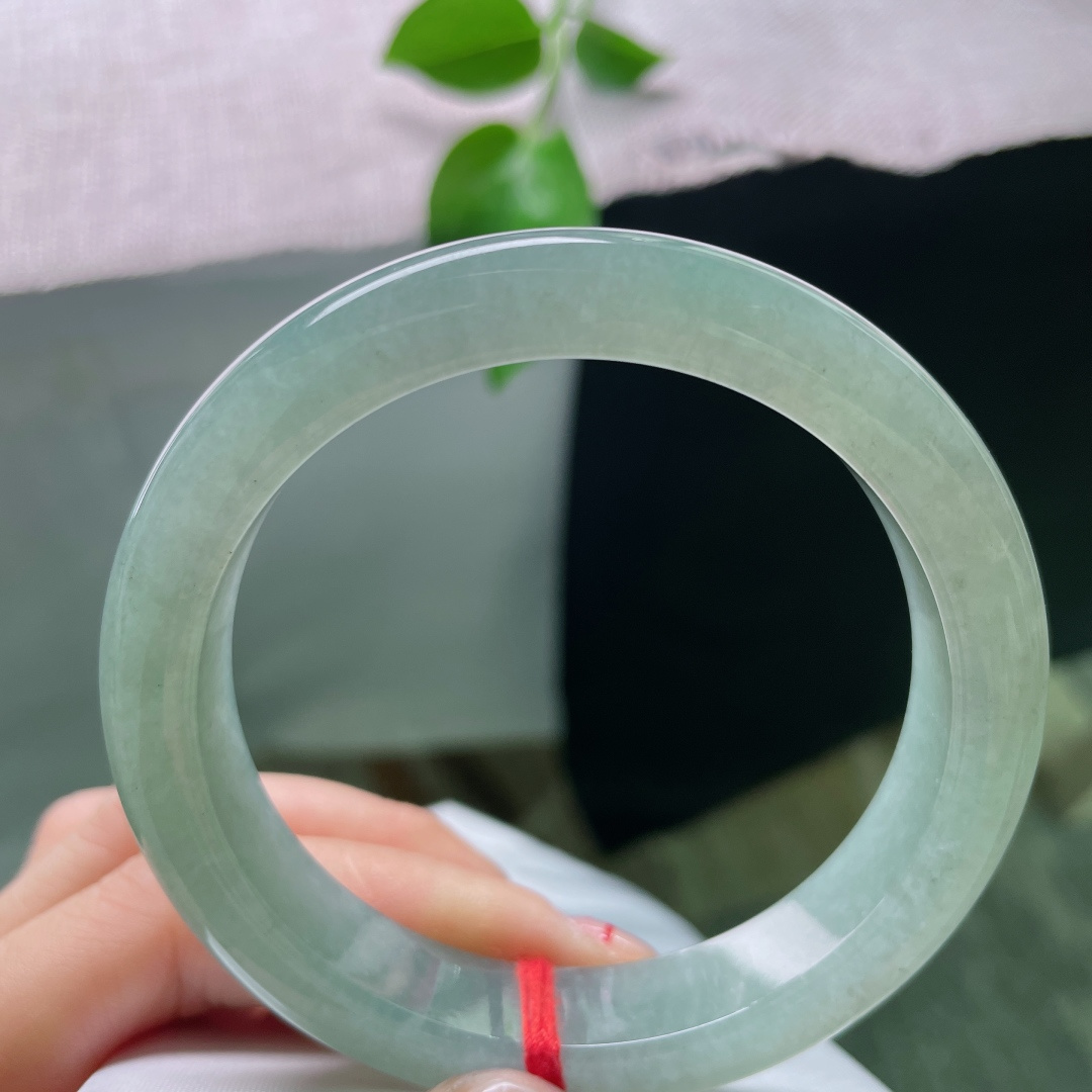 58.7/12.2/8.7，湖水蓝正圈，种老，颜色单一不复杂，日常佩戴从容又优雅，无裂，ss52124a