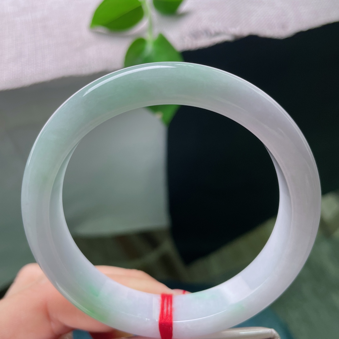 58.8/12.1/8.3，春彩正圈，翠色欲滴，惊艳四座，水头好，细腻，有纹不影响佩戴，ss5384