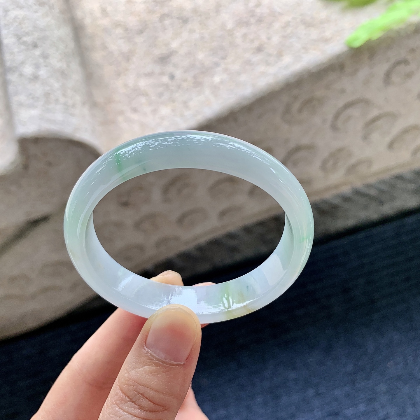 手镯贵妃52 53 圈口52/45.2/12.5/6.2 编码Y06 描述糯冰飘绿飘黄翡，细腻，水润，种老，打灯有细微棉线，无碍