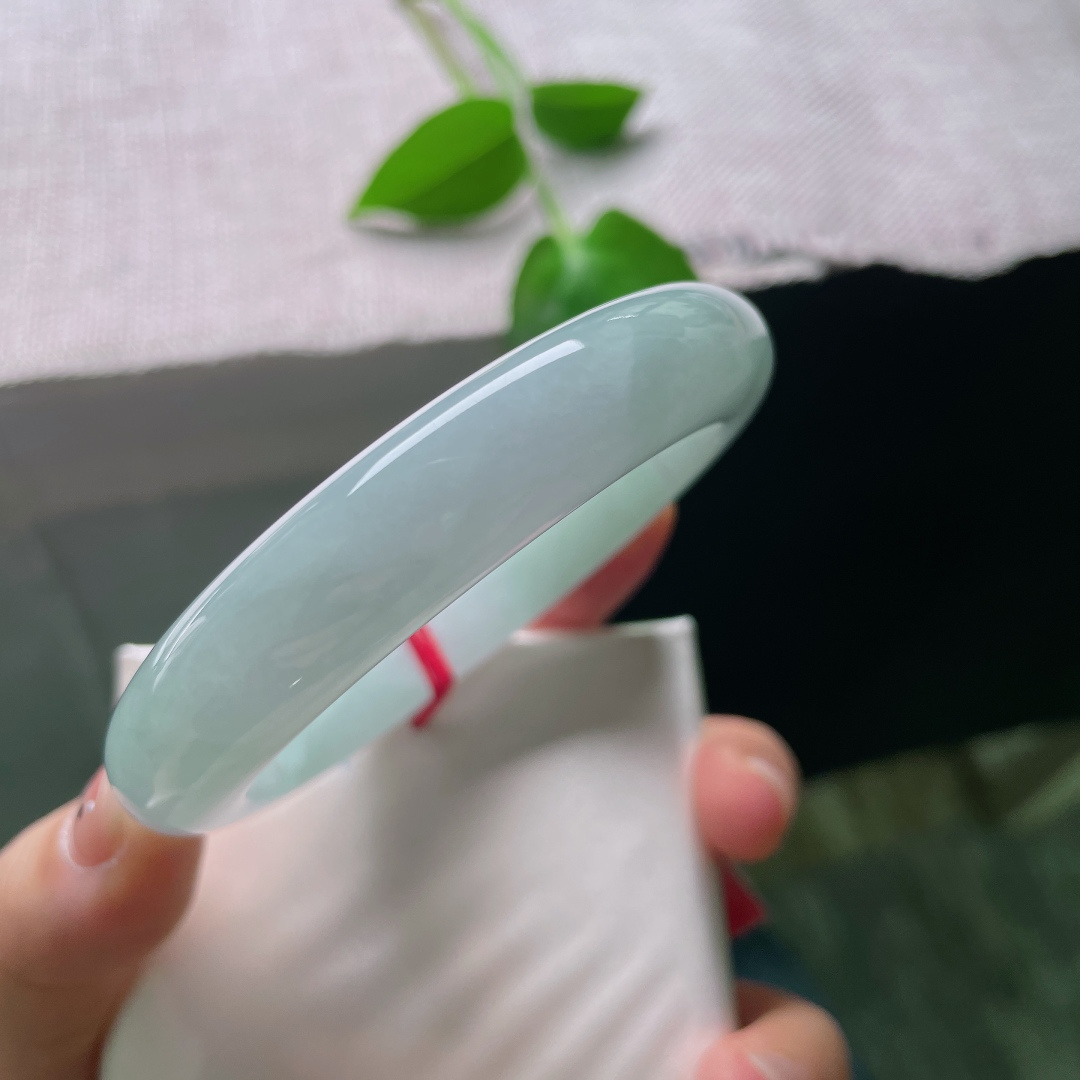 56.7/12.2/8.6，淡蓝底正圈，水头好，种老，佩戴温柔显气质，无裂，ss50883a