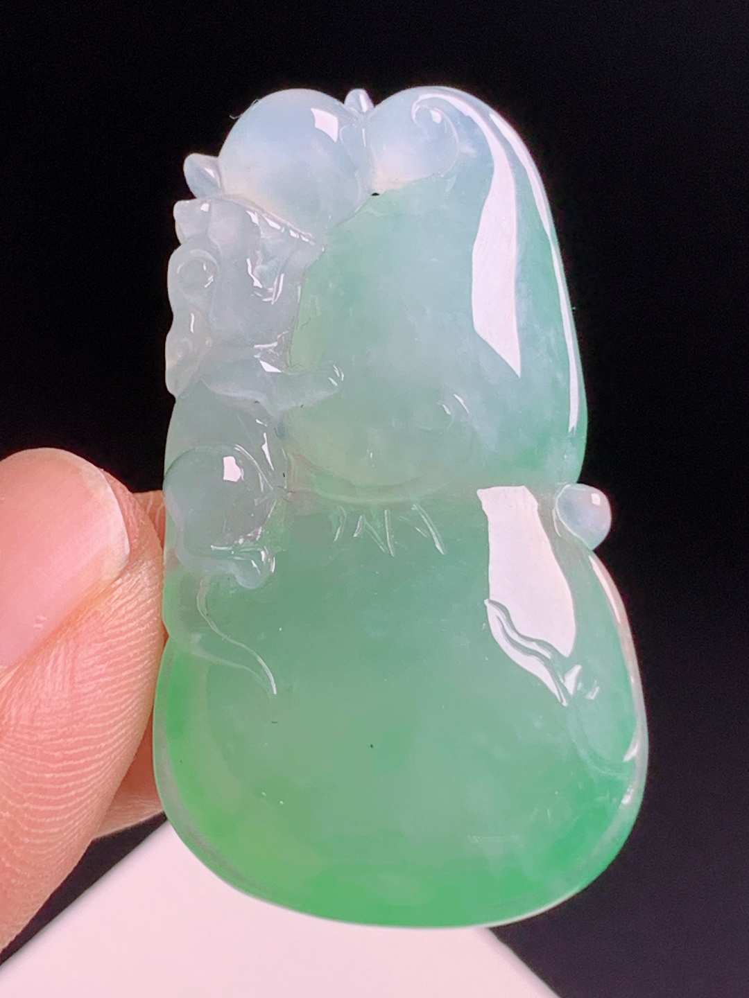 冰种飘绿老鼠葫芦，渐变湖水绿温润起光，雕工精致吉祥讨喜