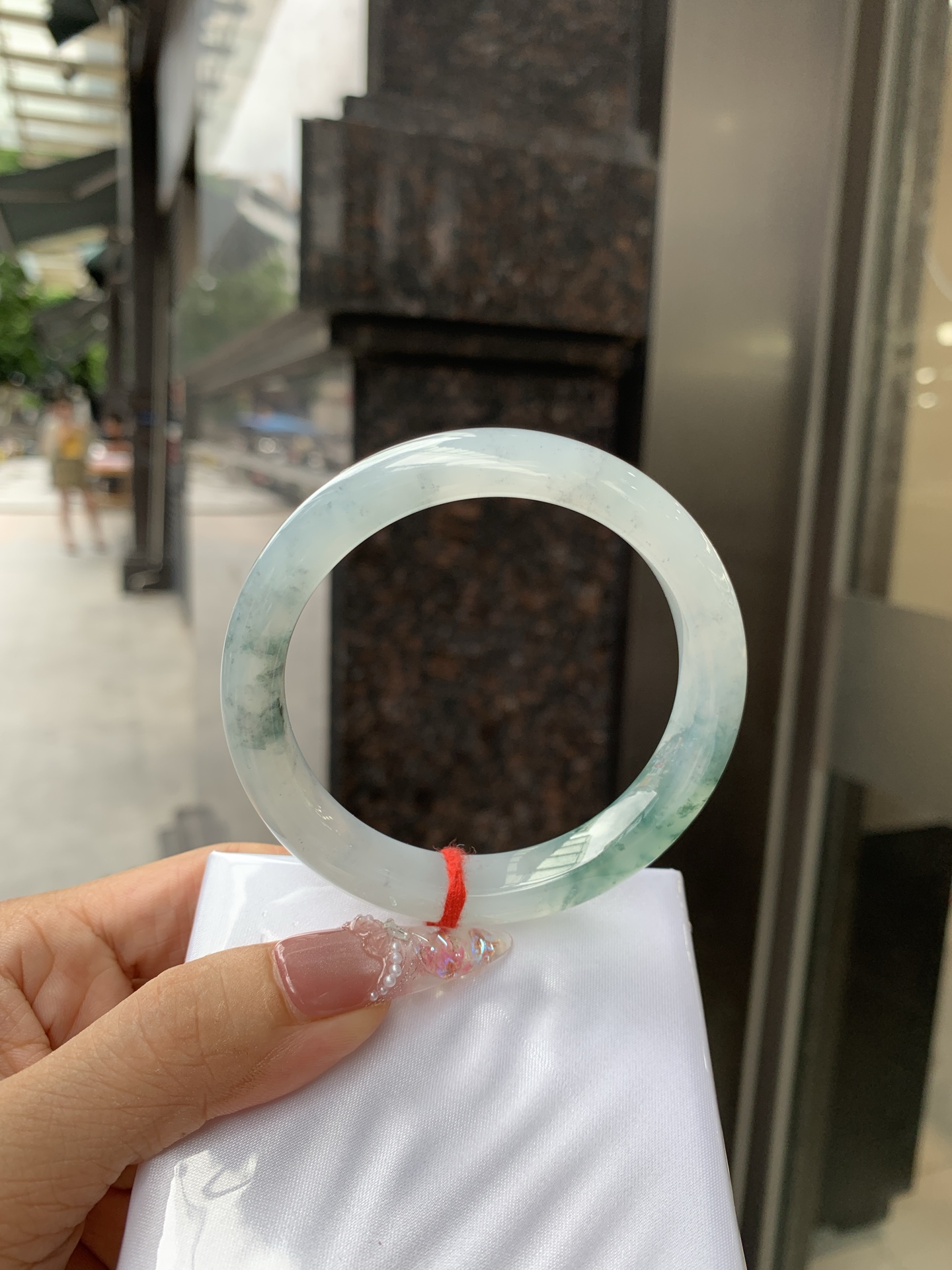冰飘花正圈 57.6-8.3-10.6 0618-WL-731 无裂，底妆水润细腻，冰底中开出了朵朵兰花，飘花灵动飘逸，勾勒出一幅唯美诗意的山水意境画，古典优雅又秀气