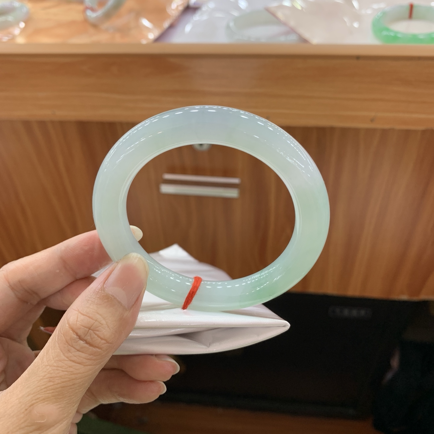 飘绿圆条翡翠手镯 55.6-10.5