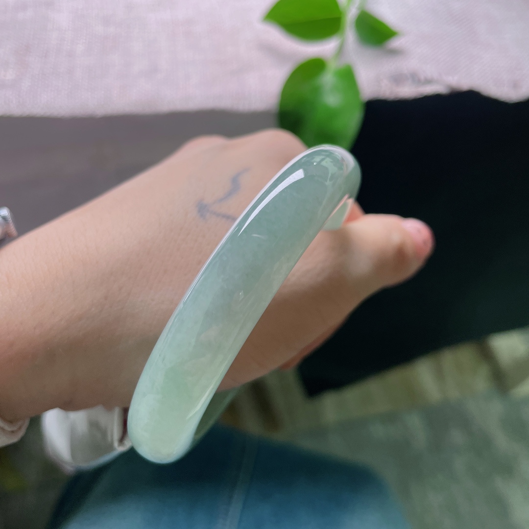 58.7/12.2/8.7，湖水蓝正圈，种老，颜色单一不复杂，日常佩戴从容又优雅，无裂，ss52124a