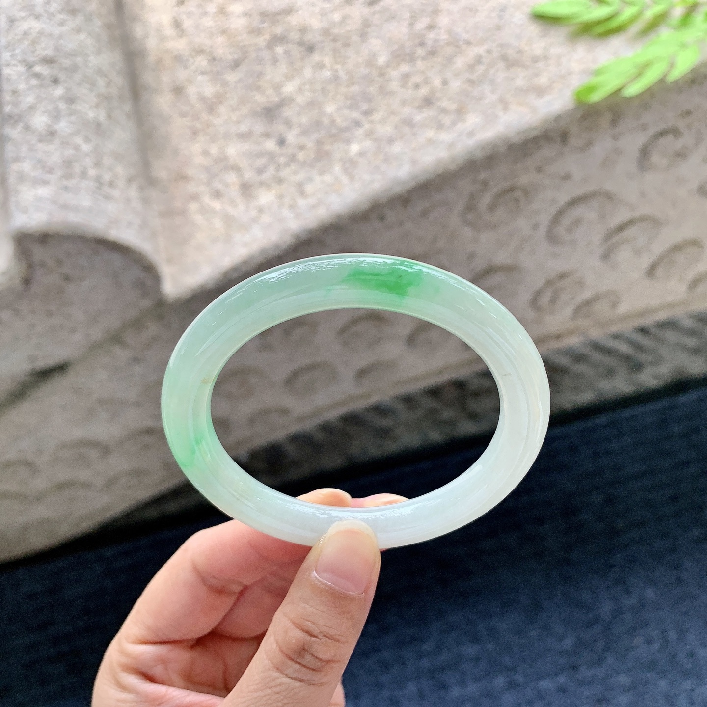 圆条53 54 55，圈口54.4/8.5/8.8，编码Y010517-2，冰糯飘绿，水润，种老，细腻，无裂