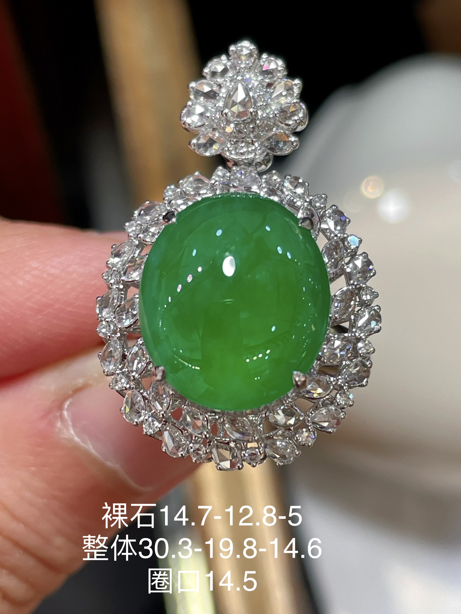 ️ 高冰翡翠蛋面戒指两用款可当吊坠可当戒指 形状饱满圆润 品相特别好，满色，品相好 胶感十足，18