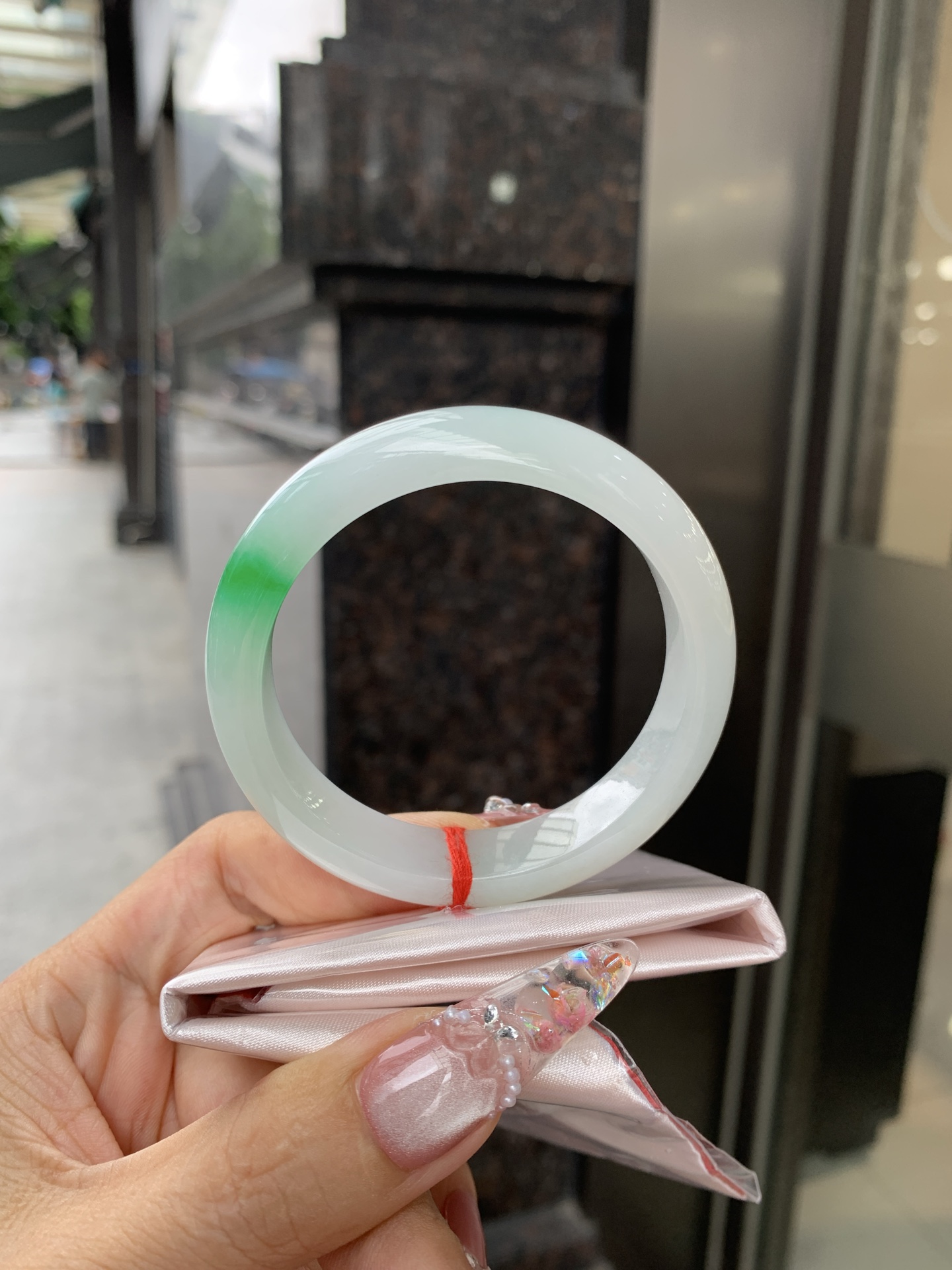 白底青阳绿正圈 52.6-7.4-12.1 0618-N402 打灯棉线，一抹阳绿花点缀腕间风华，干净纯净的底色上，一抹翠色肆意流淌，宛如春日里的繁华盛景