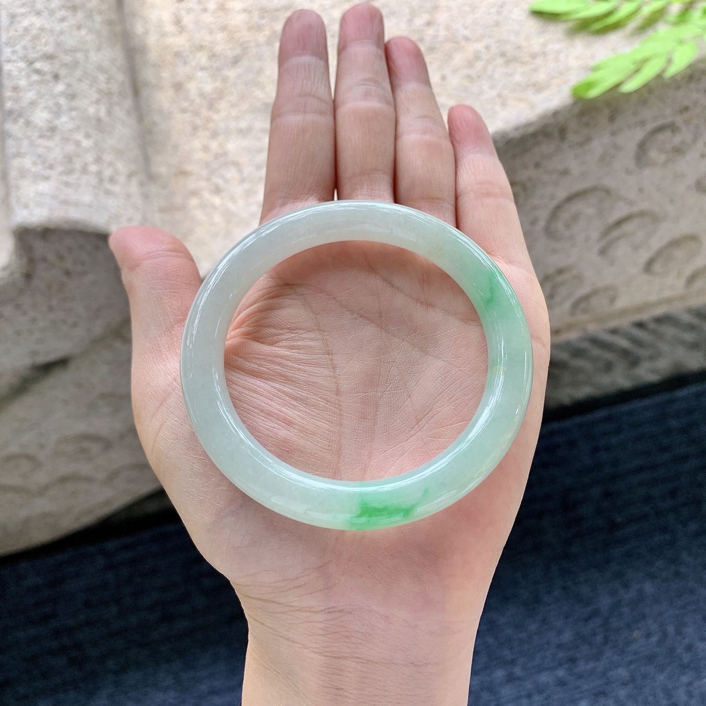 圆条53 54 55，圈口54.4/8.5/8.8，编码Y010517-2，冰糯飘绿，水润，种老，细