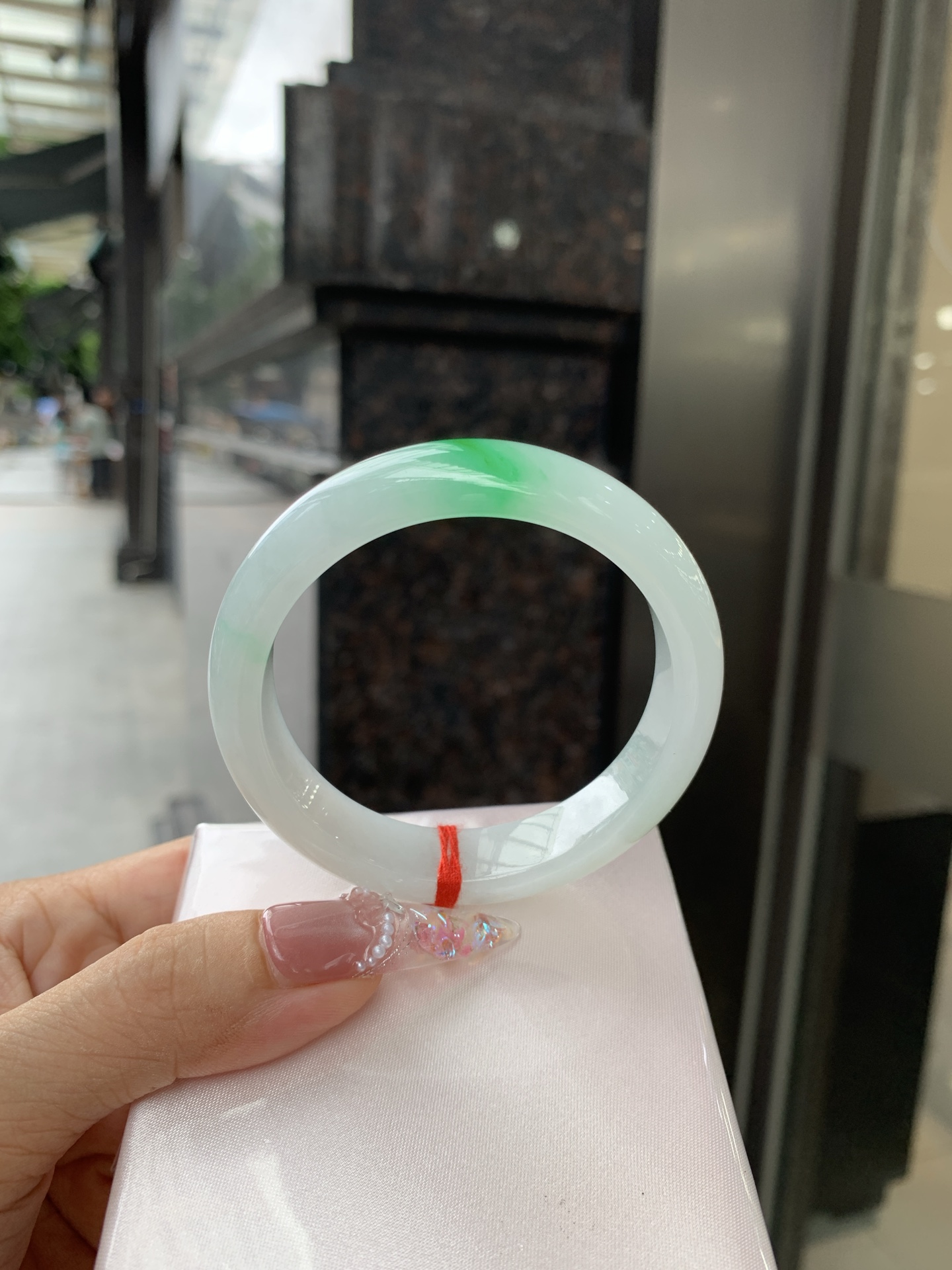 白底青阳绿正圈 52.6-7.4-12.1 0618-N402 打灯棉线，一抹阳绿花点缀腕间风华，干净纯净的底色上，一抹翠色肆意流淌，宛如春日里的繁华盛景