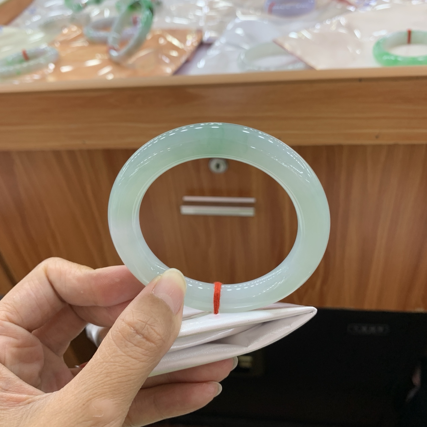 飘绿圆条翡翠手镯 55.6-10.5