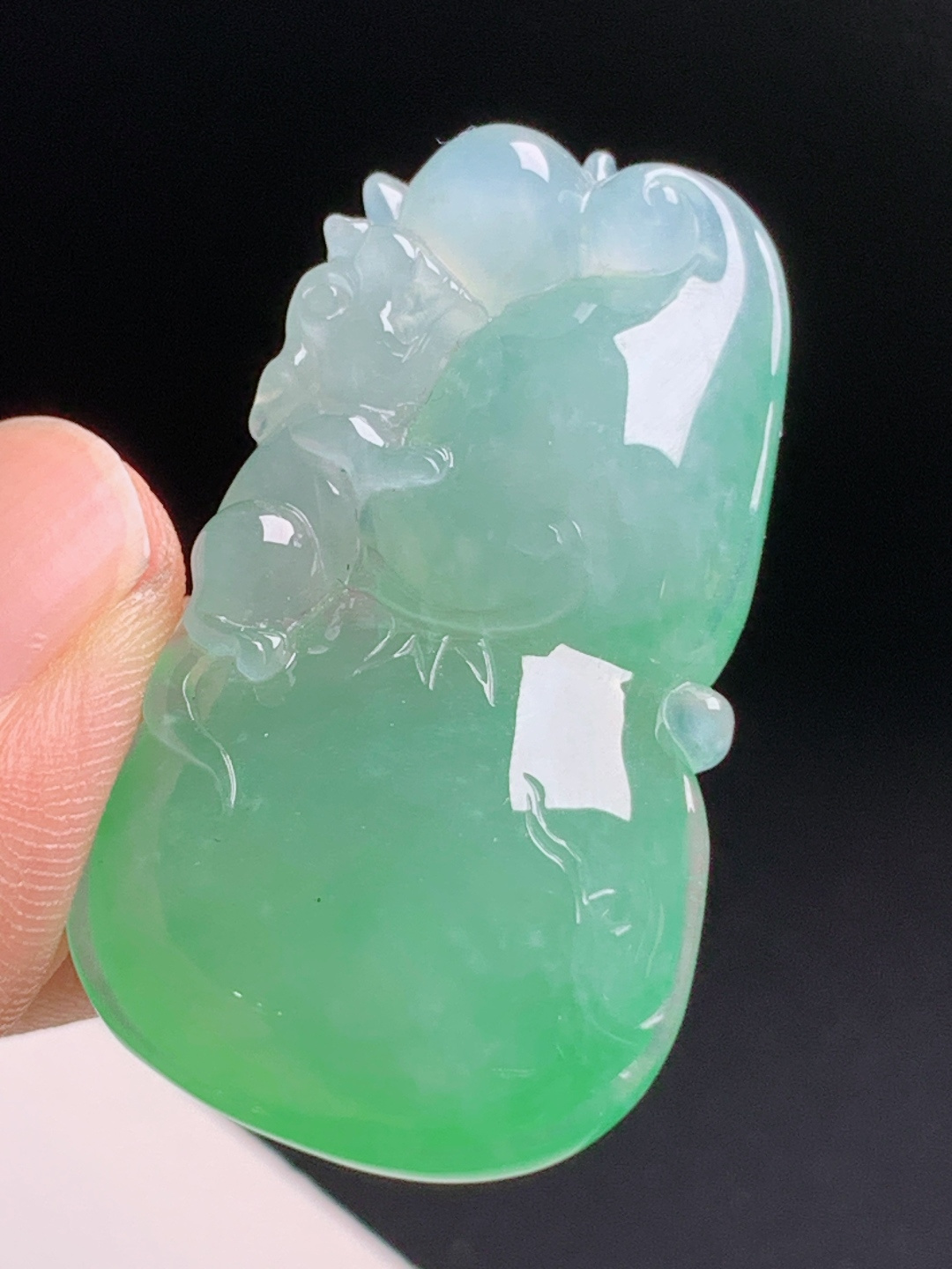 冰种飘绿老鼠葫芦，渐变湖水绿温润起光，雕工精致吉祥讨喜