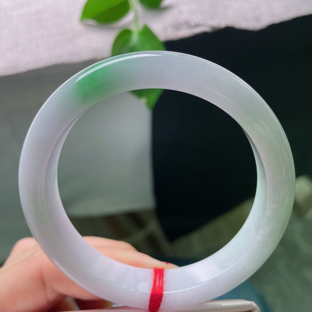 58.8/12.1/8.3，春彩正圈，翠色欲滴，惊艳四座，水头好，细腻，有纹不影响佩戴，ss53843a
