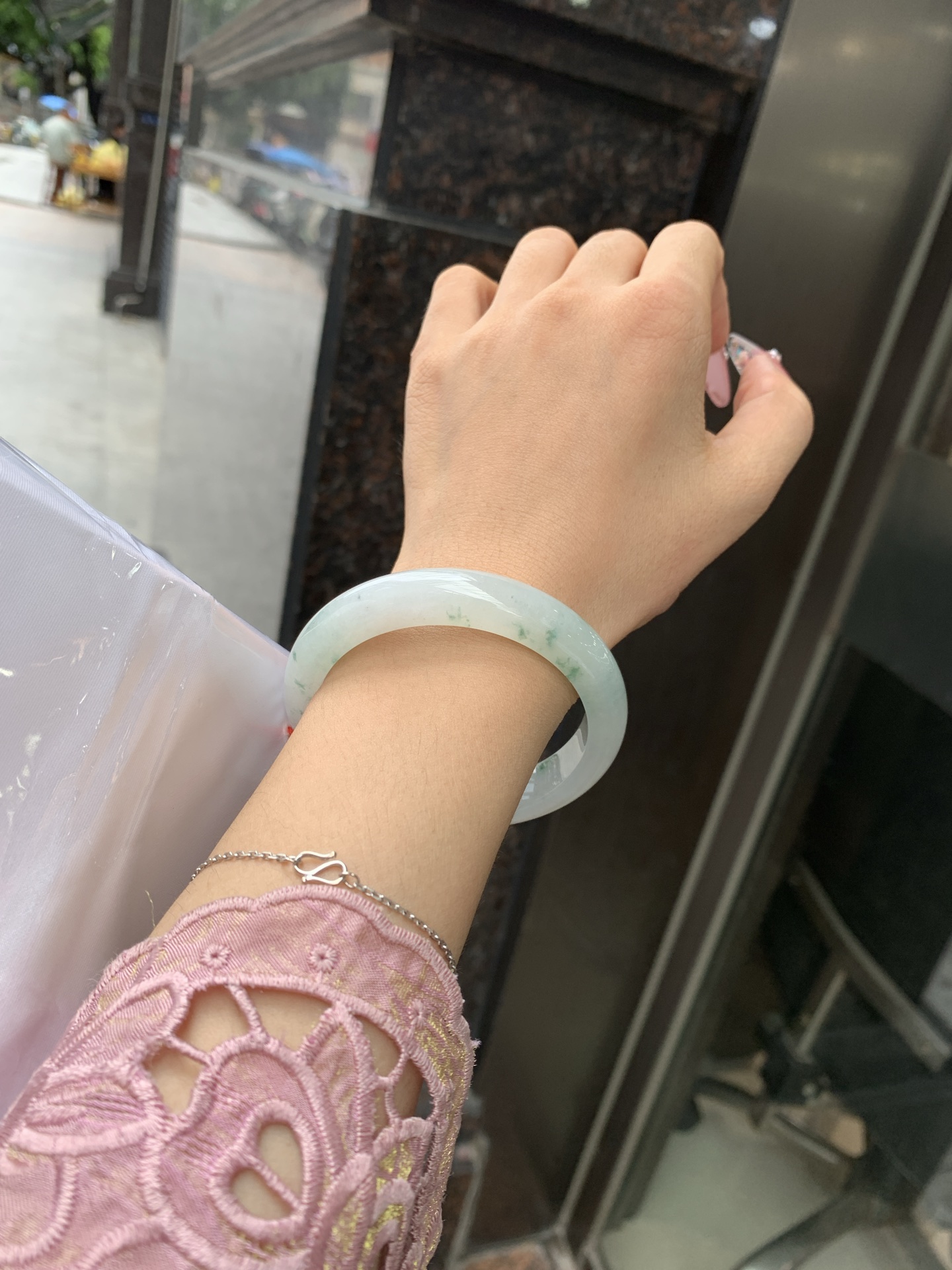 冰飘花正圈 55.8-8-11.3 0618-WL-829 无裂，底妆水润细腻，冰底中开出了朵朵绿花，飘花灵动飘逸，勾勒出一幅唯美诗意的山水意境画，古典优雅又秀气